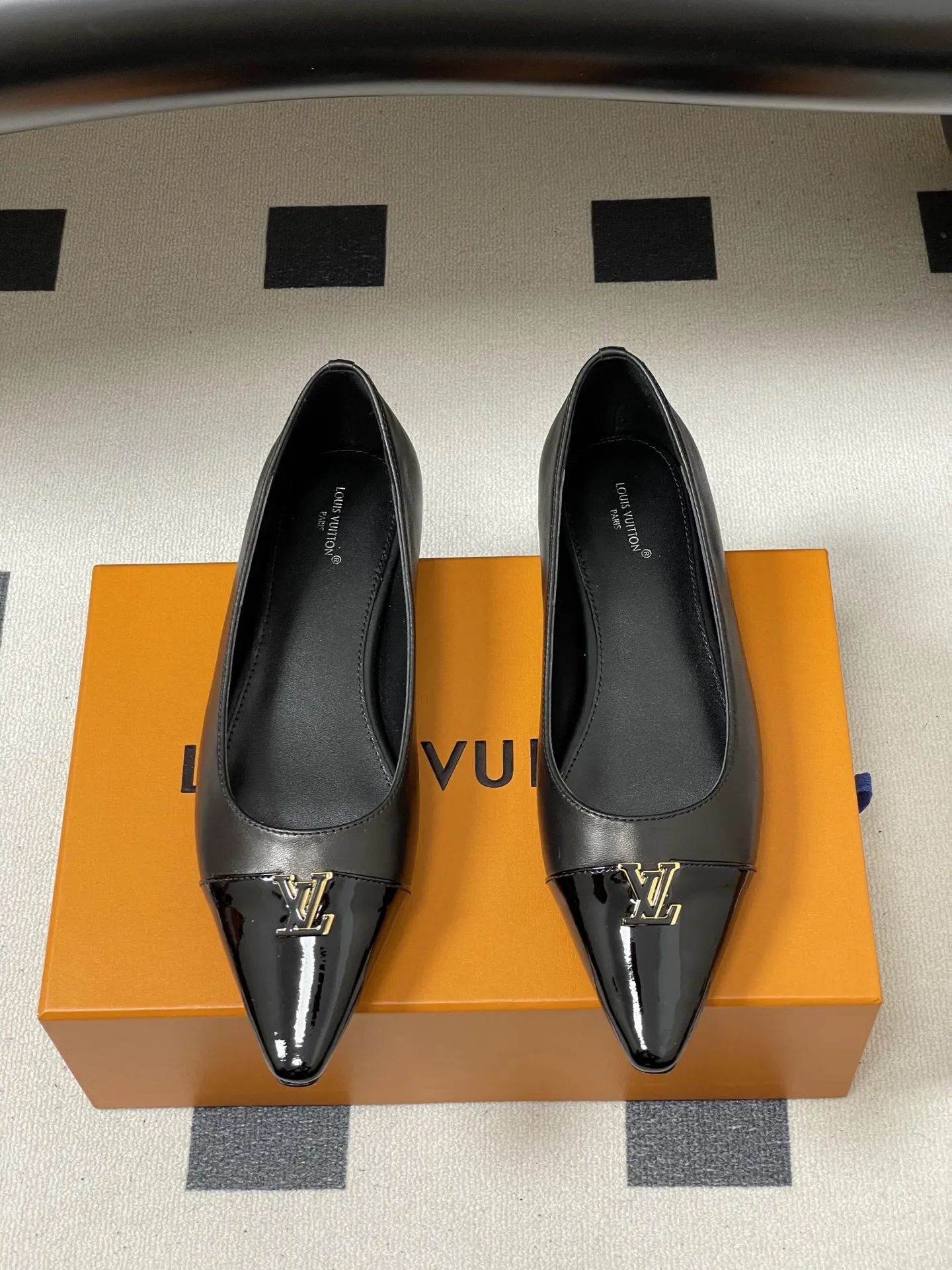 p290- 26ss春夏新款 LOUIS VUITTON 路易威登 LV 拼色高跟鞋系列经典字母V扣细跟浅口单鞋/平底芭蕾舞鞋 LV尖头单鞋，漆皮材质+经典Logo，简约优雅又超有辨识度！尖头设计拉长腿部线条，裸色百搭，通勤、职场、约会都能轻松驾驭。平底结构，舒适好走，长时间站立也不累。无论配西装裤还是连衣裙，都能轻松切换干练or温柔风格，是职场女生和时尚达人的必备单品！ 鞋面：定制小牛皮 内里垫脚：羊皮 鞋底：意大利真皮大底（原版开模注塑前掌） 跟高：9.5cm/6cm/平底 码数：35-39（40.41定做不退换）