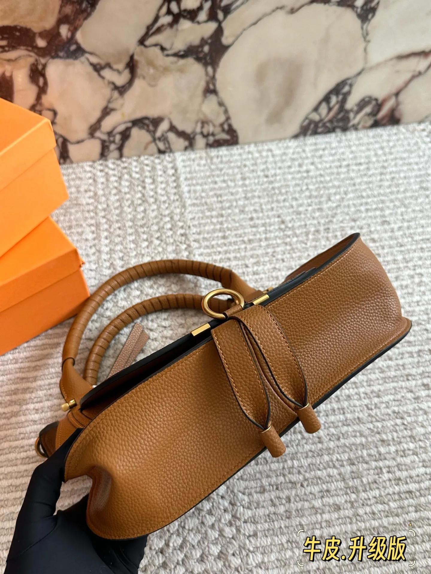 牛皮💰255 配盒 size:30*24 cm Chloe的手提马鞍包 翻毛皮/流苏/铆钉/马蹄扣 融入时髦的元素! 复古🈶️高级!