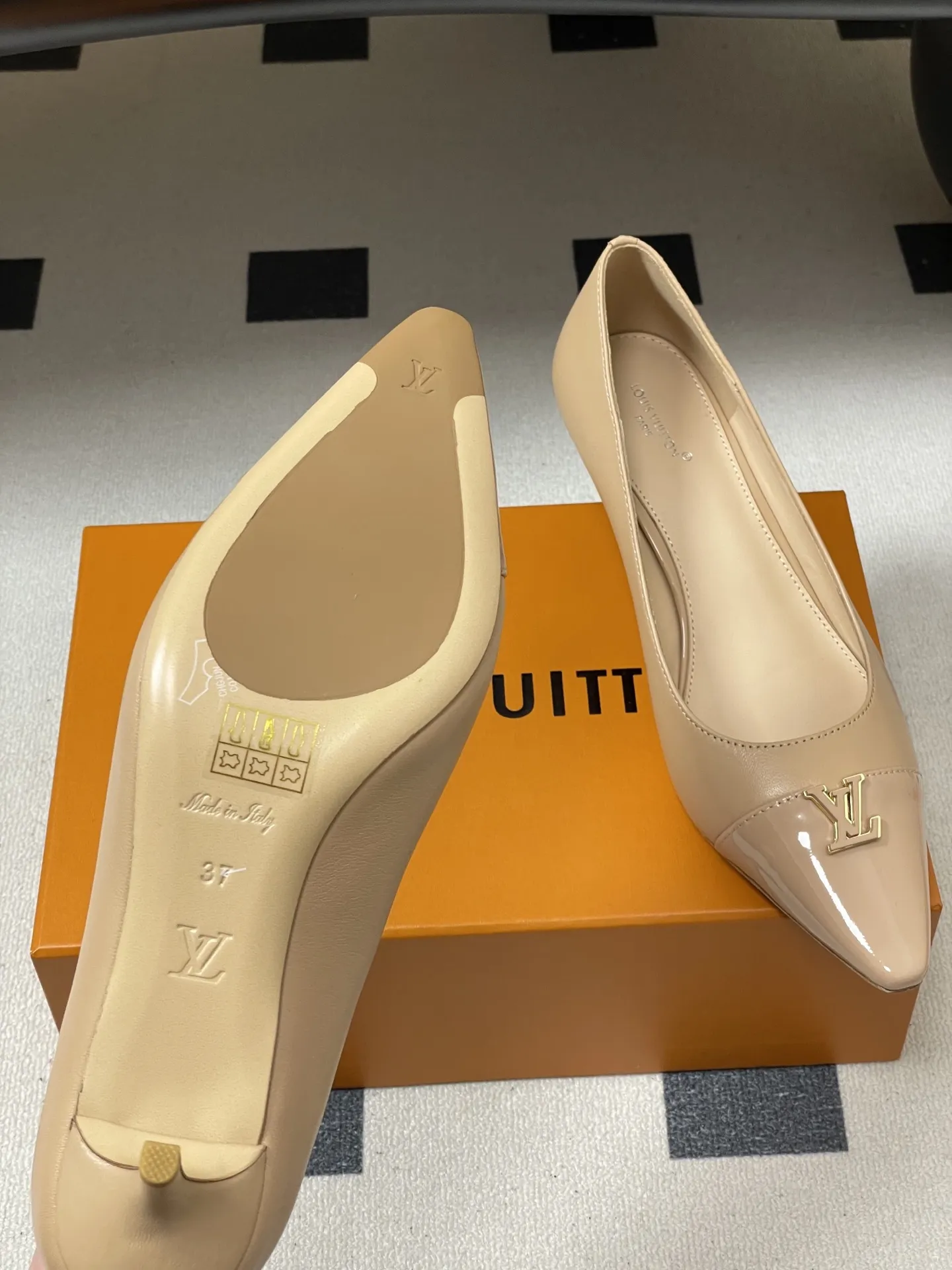 p290- 26ss春夏新款 LOUIS VUITTON 路易威登 LV 拼色高跟鞋系列经典字母V扣细跟浅口单鞋/平底芭蕾舞鞋 LV尖头单鞋，漆皮材质+经典Logo，简约优雅又超有辨识度！尖头设计拉长腿部线条，裸色百搭，通勤、职场、约会都能轻松驾驭。平底结构，舒适好走，长时间站立也不累。无论配西装裤还是连衣裙，都能轻松切换干练or温柔风格，是职场女生和时尚达人的必备单品！ 鞋面：定制小牛皮 内里垫脚：羊皮 鞋底：意大利真皮大底（原版开模注塑前掌） 跟高：9.5cm/6cm/平底 码数：35-39（40.41定做不退换）