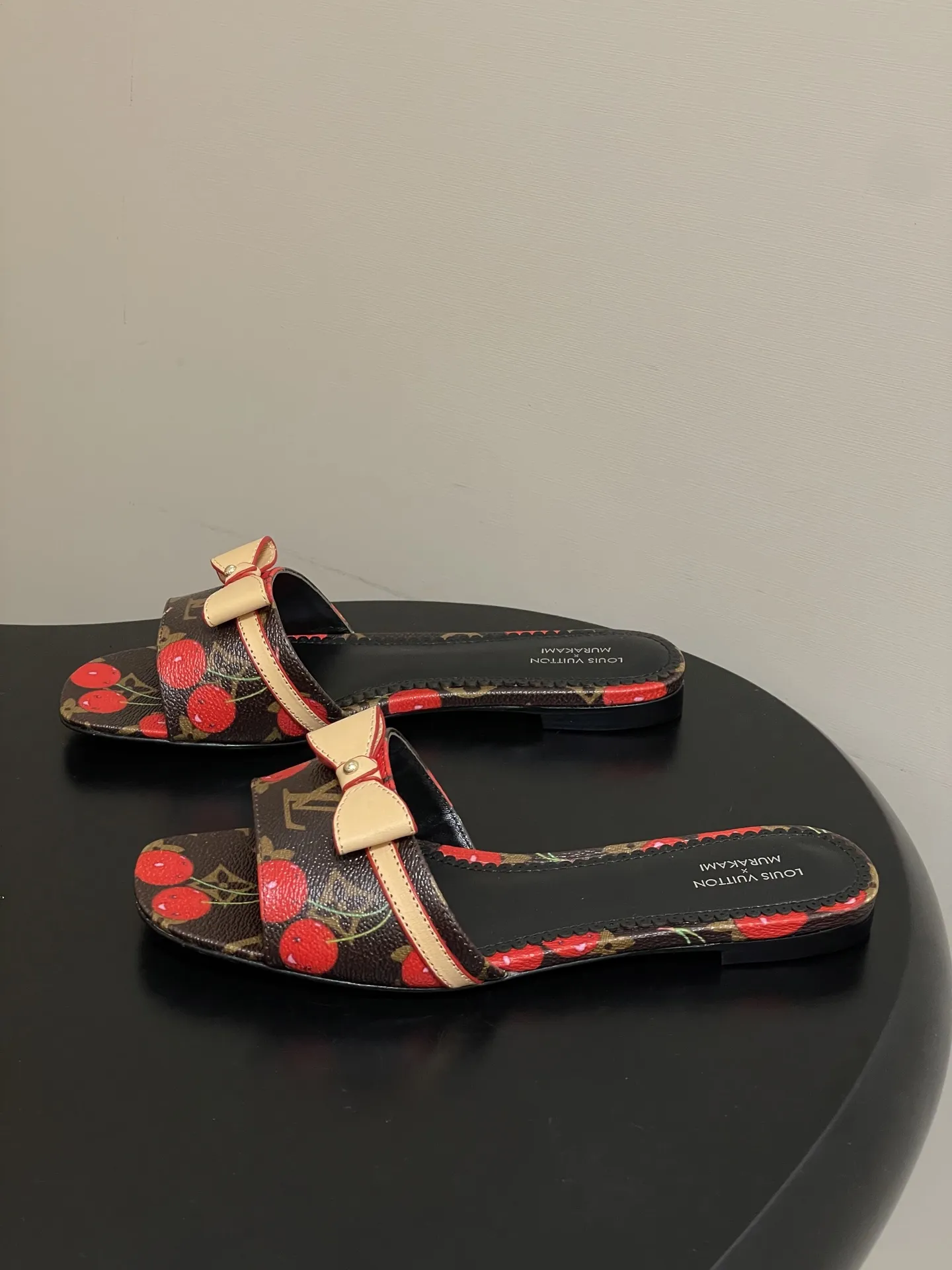 p260- 25Ss春夏新款Louis vuiteeon 路易威登 &times; 村上隆第三章🍒樱桃系列 LV X TM 9AM凉拖鞋老花樱桃🍒小猫跟拖鞋 小红书爆款小猫跟经典老花蝴蝶结拖鞋 路易威登&times;村上隆白彩联名全幅Monogram图案浸染彩虹色调，娓娓道出日本艺术家村上隆的标志性笔触。便鞋构型融入优雅小猫跟，饰钉牛皮革带再添摩登风范。 鞋面：3D打印牛皮 内里垫脚：羊皮 鞋底：意大利真皮大底 码数：35-39（40.41.42定做不退换）