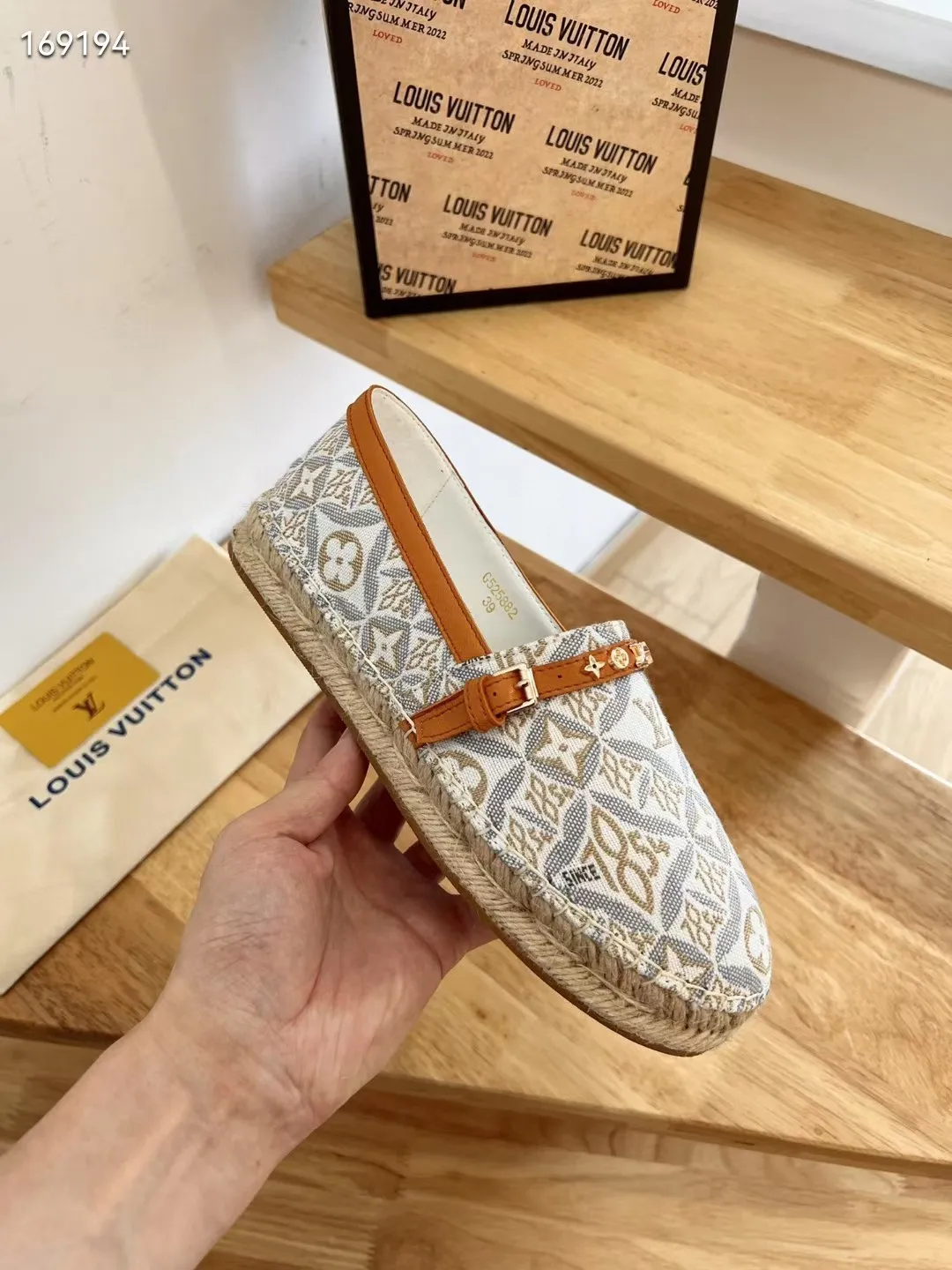 P210、🆕🆕🆕 【Lvui &hellip;&hellip;Vuitton/】顶级代购货，渔夫鞋 ！HK海港城原版购入，原版一比一开发，绝对放心卖！Starboard 平面便鞋取材于丹宁字母印花牛仔布，其LV交织字母花朵标识。传统麻绳编底和橡胶外底提升耐磨性能 &middot;丹宁牛仔布 &middot;麻绳编底 &middot;橡胶外底 &middot;lv字母花朵标识 &middot;意大利制造 &middot;码数35-41