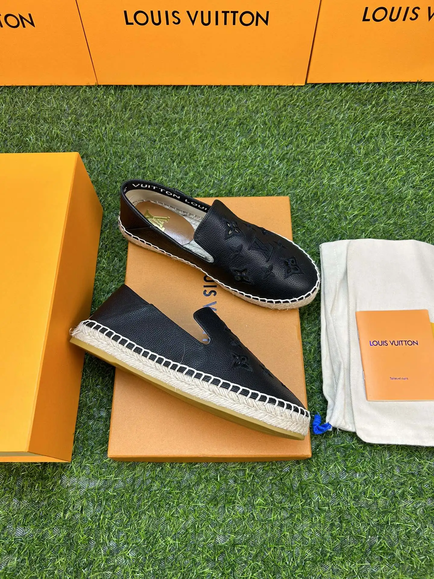 p220💰新品 LV/路易威登23ss春夏新款 、男女同款情侣渔夫鞋 、牛仔布字母渔夫鞋系列, 爆款单鞋,上脚很美。 购入正品原版build。 ⚡️正品级⚡️顶级货版本! 正品编号:050M 【材质】 1️⃣鞋面采用进口顶级牛仔布鞋面、十分舒适! 2️⃣水染羊皮内里和垫脚、闪耀夺目、脚感好到爆! 3⃣️原厂透明橡胶大底。 4️⃣颜色:白色、深蓝。 5️⃣男款:38-45码。 6️⃣女款:34-42码。