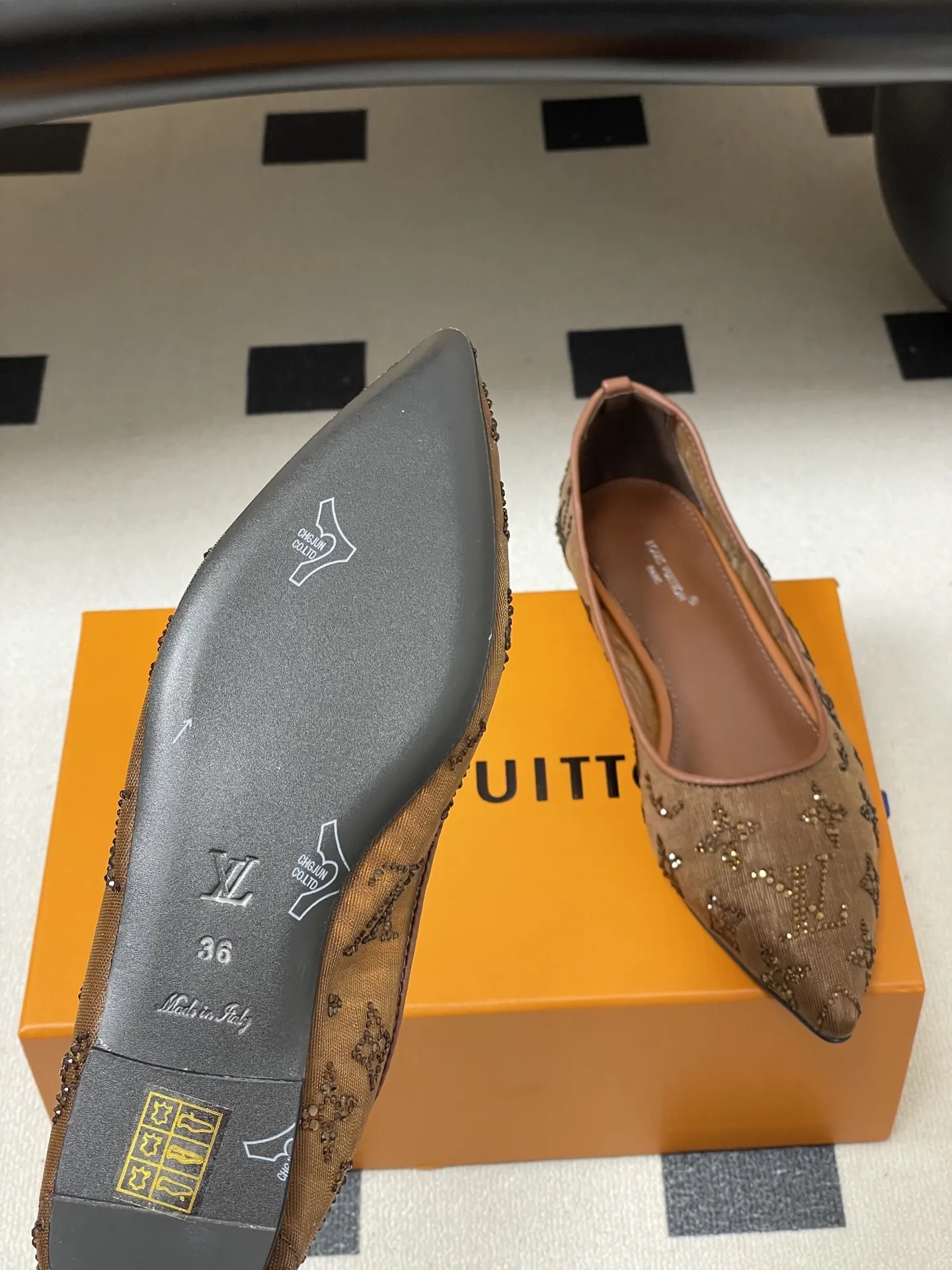 p260- 25ss夏季新款 LOUIS VUITTON 路易威登 LV 网纱钻面仙女鞋网面烫钻平底单鞋 Bing...Bling...✨网纱水晶钻• 鞋面采用了透气的网纱材质,这种材质不仅能让脚部在穿着时保持相对透气舒适,同时也让鞋面上的水钻装饰更加醒目亮眼;内里羊皮,贴合脚部肌肤,提升穿着的舒适体验! 尖头的设计能够拉长脚部线条,让脚部看起来更加纤细优雅,平底的设定则保证了穿着时的舒适度与行走的便利性,适合日常长时间穿着或者搭配较为正式、休闲的服装造型。 鞋面:定制网面镶烫澳洲水钻 内里垫脚:羊皮 鞋底:意大利A级真皮大底 跟高:平底/8.5cm 码数:35-39(40.41定做不退换)