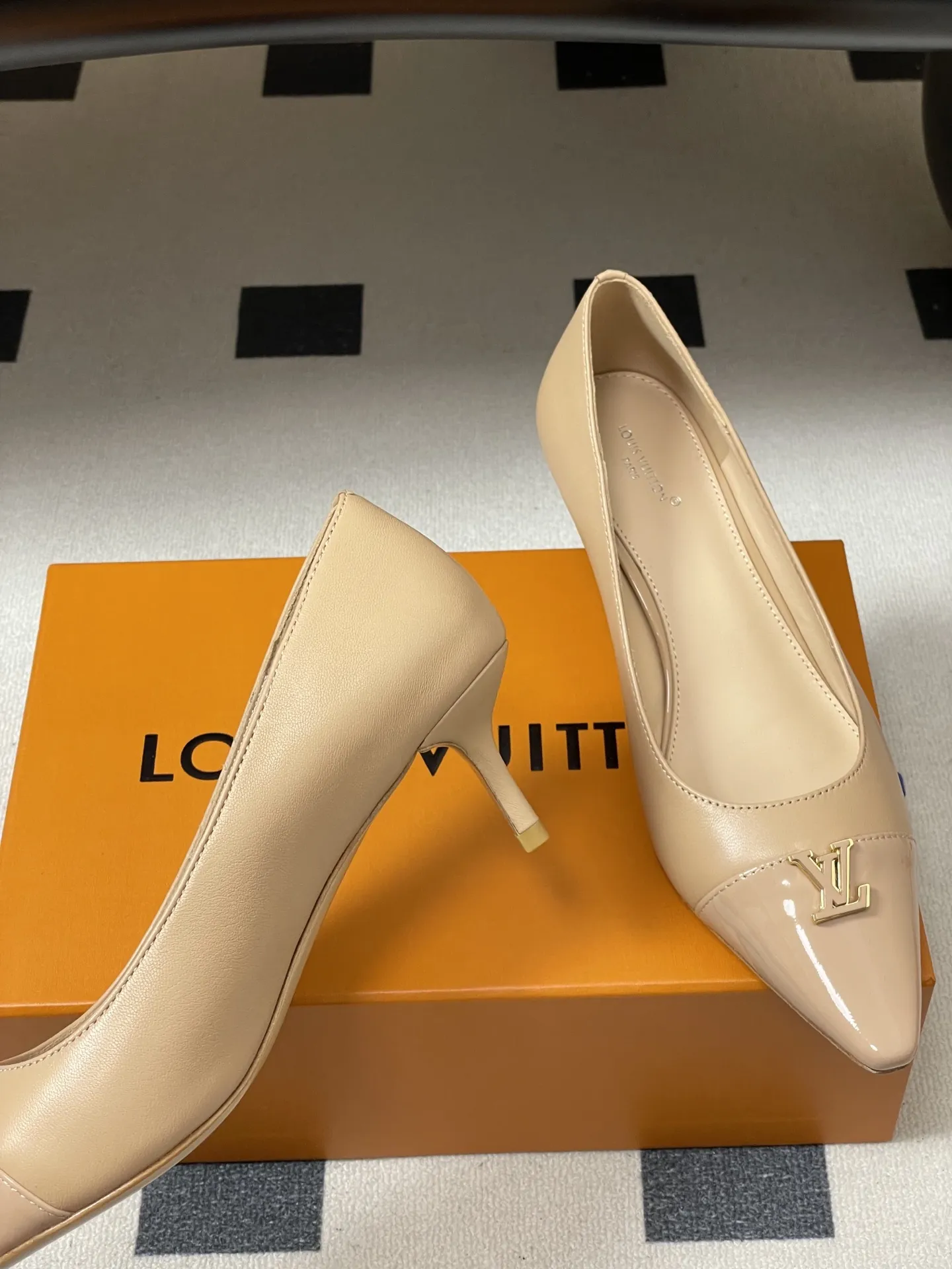 p290- 26ss春夏新款 LOUIS VUITTON 路易威登 LV 拼色高跟鞋系列经典字母V扣细跟浅口单鞋/平底芭蕾舞鞋 LV尖头单鞋，漆皮材质+经典Logo，简约优雅又超有辨识度！尖头设计拉长腿部线条，裸色百搭，通勤、职场、约会都能轻松驾驭。平底结构，舒适好走，长时间站立也不累。无论配西装裤还是连衣裙，都能轻松切换干练or温柔风格，是职场女生和时尚达人的必备单品！ 鞋面：定制小牛皮 内里垫脚：羊皮 鞋底：意大利真皮大底（原版开模注塑前掌） 跟高：9.5cm/6cm/平底 码数：35-39（40.41定做不退换）