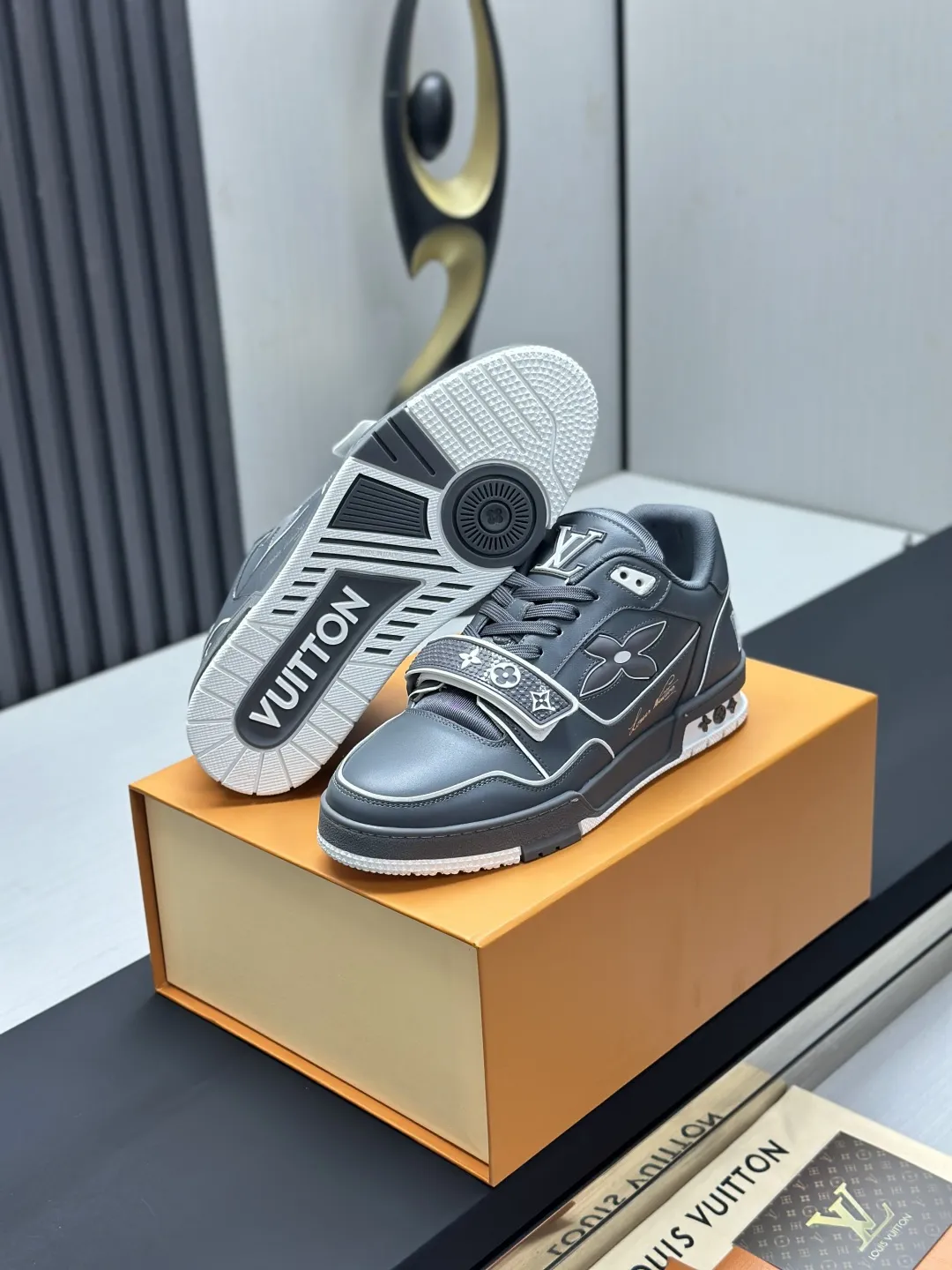 工厂直销¥300💰顶级版本 LV-路易威登-经典走秀新款 空胶工艺·原版1:1开发复刻!!上脚非常舒适 奢侈用料,做工精细,中底印有欧洲制造英文字母 鞋面由意大利进口小牛皮拼接,侧边饰有品牌LOGO标志及签名,最新乳胶垫脚➕网布内里,脚感超舒适。原厂特供原版双色TPU组合大底。套包工艺 固特异缝合锁边 面料:独家定制头层牛皮 配件:独家私模Vuitton 标识, 内里:定制丝滑网里-头层丝绸牛皮内里 大底:TPU组合大底耐磨防滑防黄 垫脚:新款乳胶垫-网纱吸汗 专柜工艺:全电脑针车拉线 鞋头 后套 冷热定型 全套拉帮套楦中低logo花纹 专柜包装 -鞋带 证书 卡片 说明书 合格证 防尘袋 全网最齐包装 女款35-40男款38-46(38/46订做不退换!