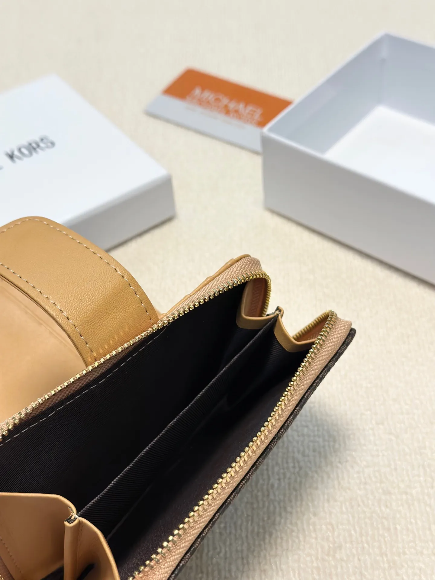 p85🎀🎀颜色 咖🎀尺寸 15x10🎀MK✨优质牛皮🐂中长款手感一流👏时尚设计💋潮版百搭，简约大方，💍卡包钱包两用。