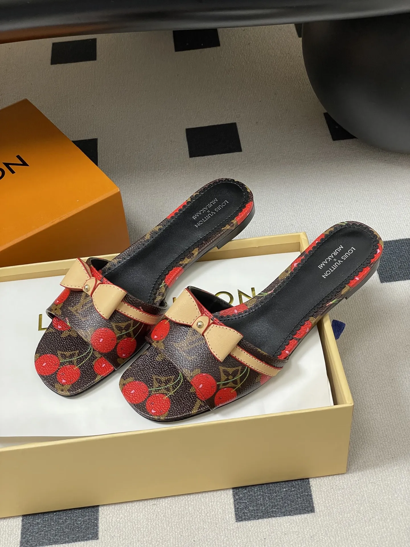 p260- 25Ss春夏新款Louis vuiteeon 路易威登 × 村上隆第三章🍒樱桃系列 LV X TM 9AM凉拖鞋老花樱桃🍒小猫跟拖鞋 小红书爆款小猫跟经典老花蝴蝶结拖鞋 路易威登×村上隆白彩联名全幅Monogram图案浸染彩虹色调,娓娓道出日本艺术家村上隆的标志性笔触。便鞋构型融入优雅小猫跟,饰钉牛皮革带再添摩登风范。 鞋面:3D打印牛皮 内里垫脚:羊皮 鞋底:意大利真皮大底 码数:35-39(40.41.42定做不退换)
