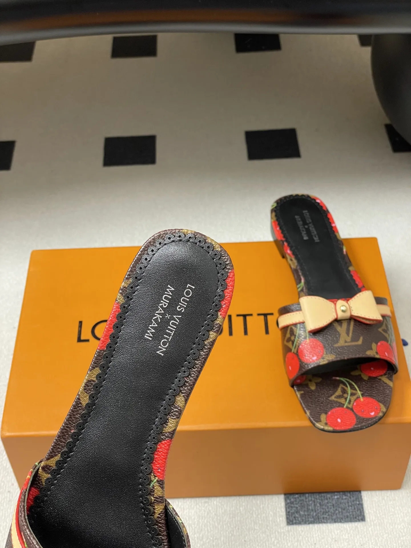 p260- 25Ss春夏新款Louis vuiteeon 路易威登 × 村上隆第三章🍒樱桃系列 LV X TM 9AM凉拖鞋老花樱桃🍒小猫跟拖鞋 小红书爆款小猫跟经典老花蝴蝶结拖鞋 路易威登×村上隆白彩联名全幅Monogram图案浸染彩虹色调,娓娓道出日本艺术家村上隆的标志性笔触。便鞋构型融入优雅小猫跟,饰钉牛皮革带再添摩登风范。 鞋面:3D打印牛皮 内里垫脚:羊皮 鞋底:意大利真皮大底 码数:35-39(40.41.42定做不退换)