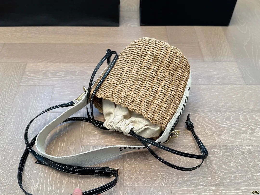 &yen;100 Chloe 克洛伊 新款草编包 菜篮子 真的好清爽炒适合海边 是属于夏天的包没错啦 背起来吧 姐妹们 尺寸: 15 18