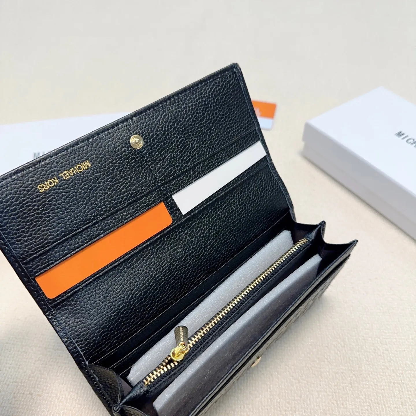P95🎀🎀颜色 黑 粉 红🎀尺寸 19x10🎀MK✨优质牛皮🐂手感一流👏时尚设计💋潮版百搭，简约大方，经典永不过时💍长款钱包