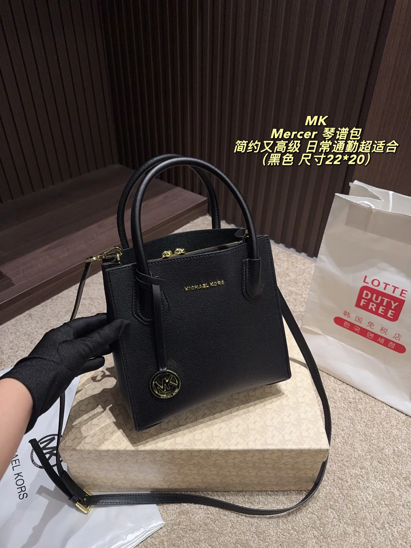 P150配盒⚠️尺寸22*20 MK Mercer 琴谱包 经典黑色荔枝纹牛皮,手感柔软耐磨,日常通勤超适合!金色MK圆标+拉链设计,简约又高级。内部三层空问,手机、钱包、化妆品都能装下。手提、斜挎随心切换,百搭不挑衣服,四季都能背,是衣橱必备的经典款!