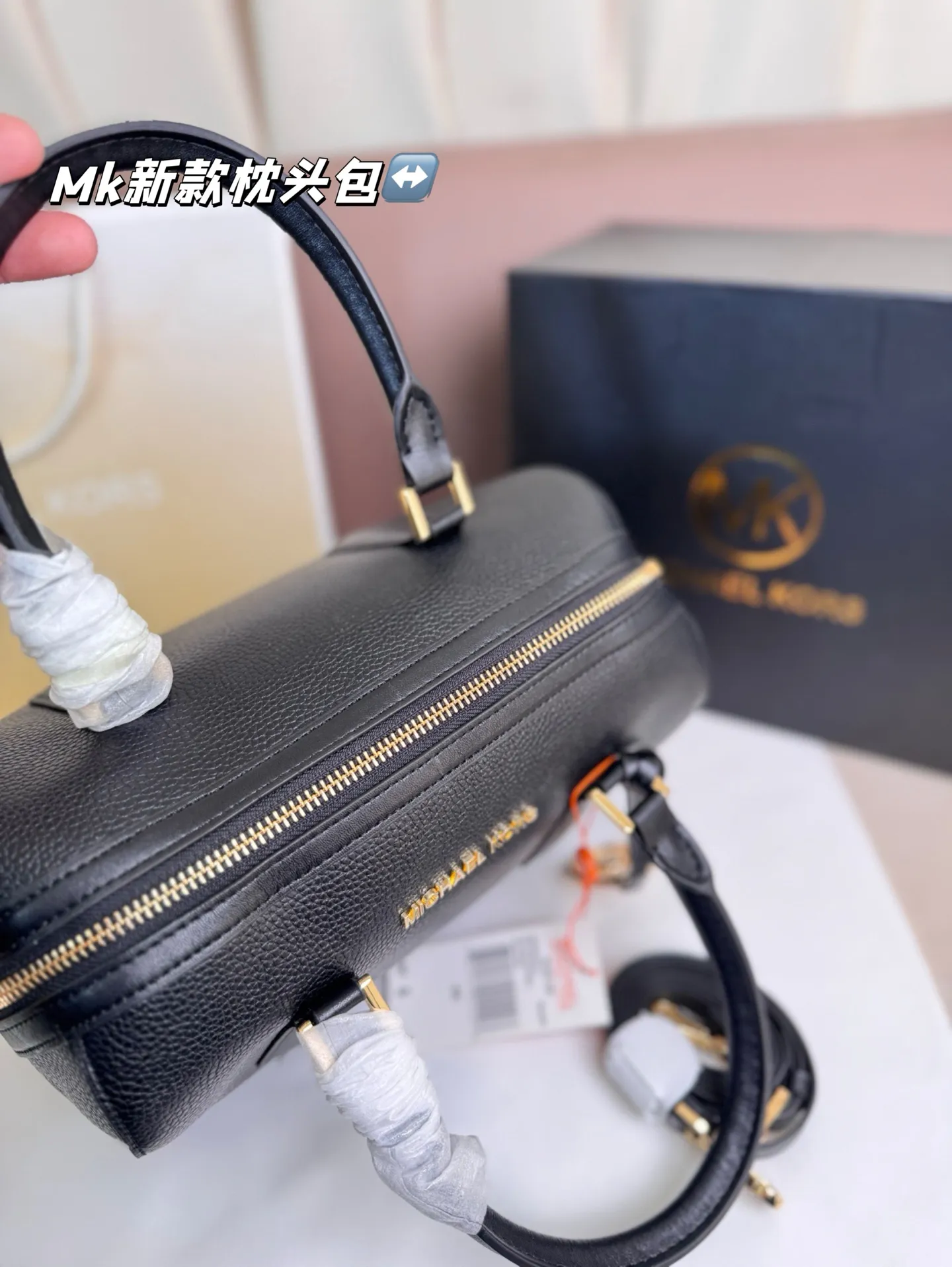 P165 Mk新款 Mercer 枕头包,官网同步 ,很可爱的一款包 手提斜挎多用款 尽显优雅品味。尺寸25*18