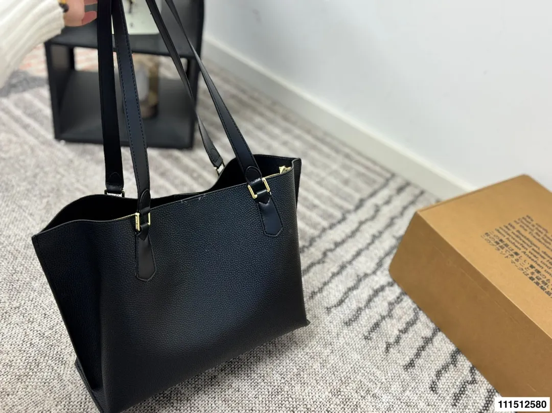 P170配盒⚠️尺寸34.25 MK 托特包 Mk应该算是轻奢品牌中质量最好的了,十分耐操,而且他家包包的设计一点也不会比大牌差,重点是还是咱家幂幂代言的哦。性价比极高,材质,设计都极好。低调的标志加上大气的外形设计,非常适合职场女性,低调又独立。