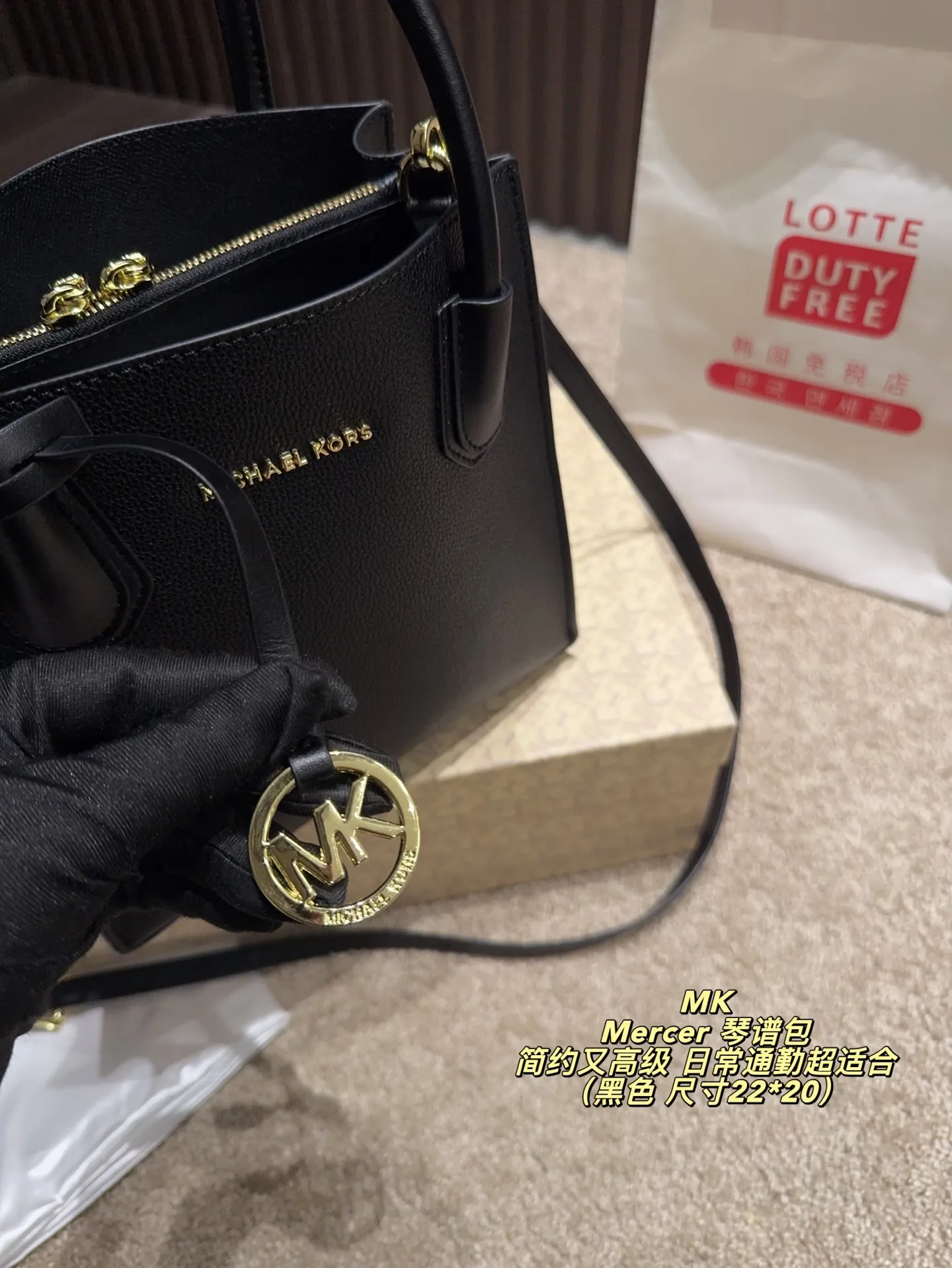 P150配盒⚠️尺寸22*20 MK Mercer 琴谱包 经典黑色荔枝纹牛皮,手感柔软耐磨,日常通勤超适合!金色MK圆标+拉链设计,简约又高级。内部三层空问,手机、钱包、化妆品都能装下。手提、斜挎随心切换,百搭不挑衣服,四季都能背,是衣橱必备的经典款!