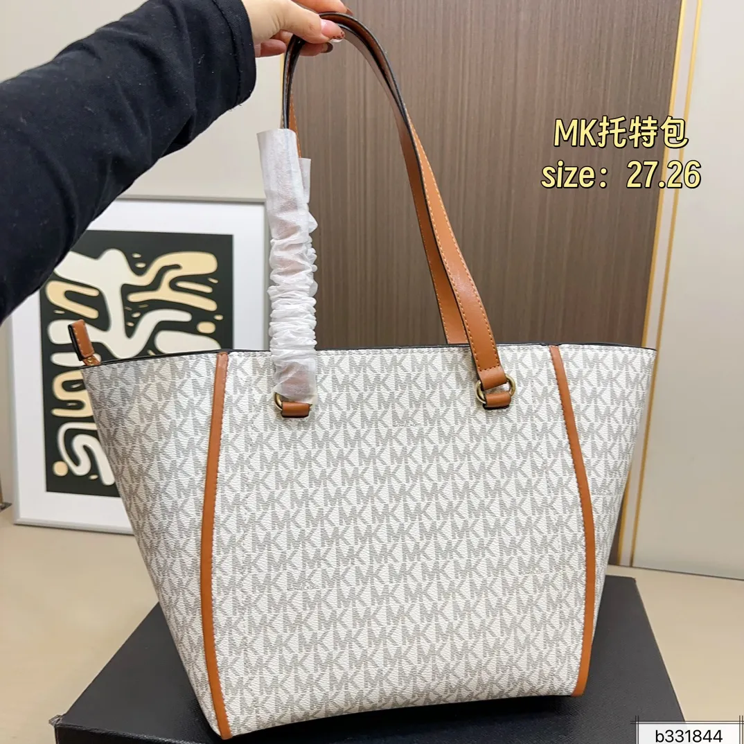 💰160 配盒⚠️尺寸27.26 MK tote托特包 很好打理还耐磨! 经典大方,显得整个人气质upup🔝 通勤or逛街 背它准没错 怎么搭 都好看,人称神仙包💃