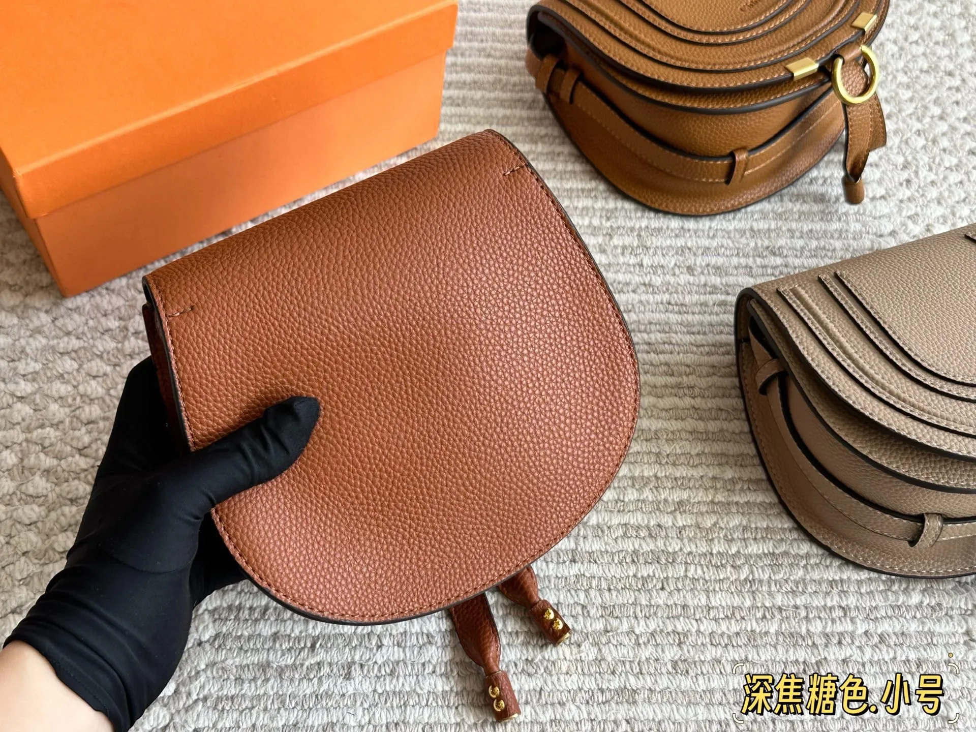 💰145 配盒 size:18*16cm Chlo&eacute; 经典IT bag Marcie 经典马鞍廓形，全粒面柔软皮革! 实用且轻便，靓丽闪亮登场!