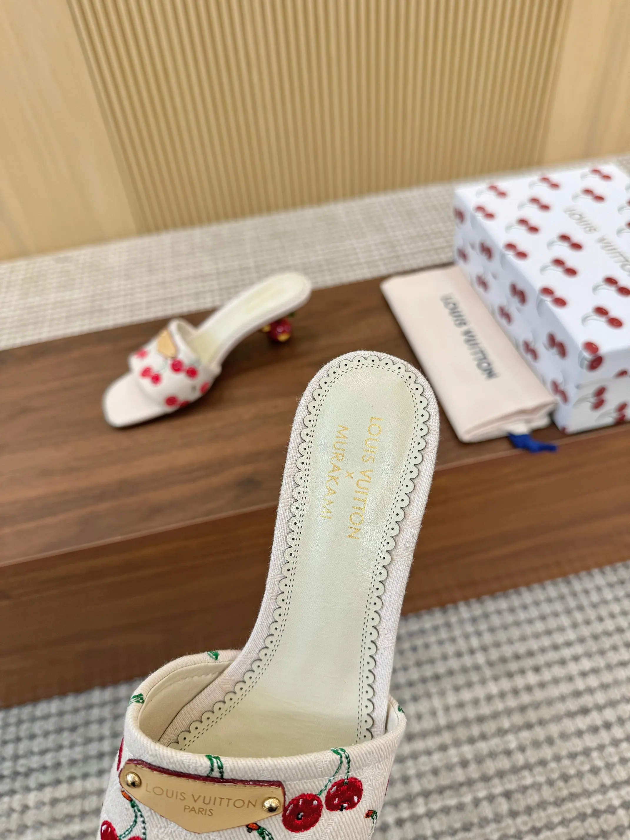 胶底p200 真皮底240🍒LV村上隆联名款🍒樱桃跟凉鞋拖鞋2025 早春新款 ‼️原版一致 硬货上新🆕高级感十足!国内外博主刷爆的一款,复古又时髦 上脚美炸了!官网小红书主推款 鞋面:定制原版材质+🍒刺绣 内里:进口羊皮里 大底:像胶底和真皮大底 鞋码: 35-43(35、43定制不退不换)