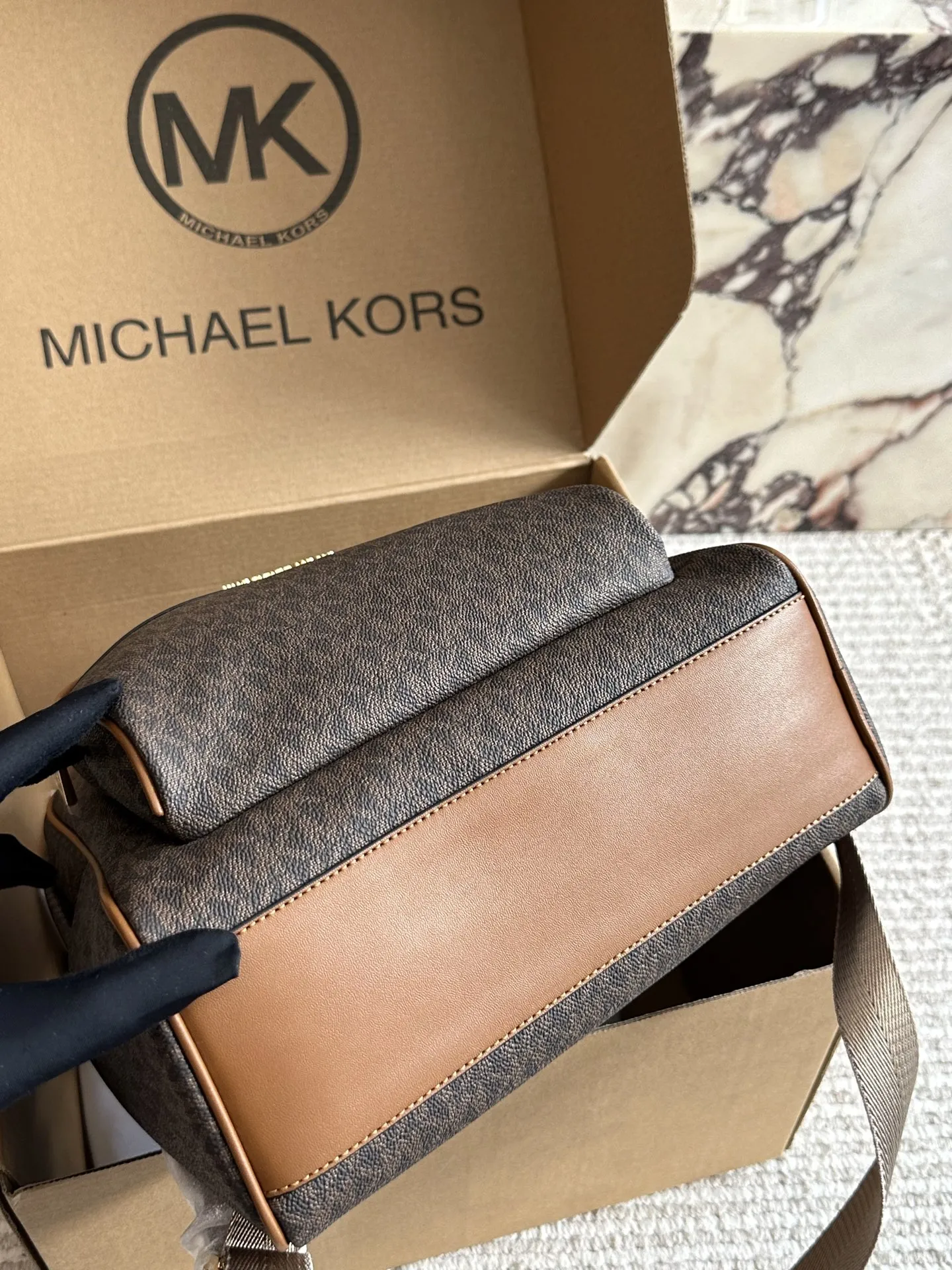 p190 配盒 MK复古双肩包JAYCEE系列中号 MK中号新款双肩包这个配色永远都是很受欢迎兴MichaelkorsMK新出的复古双肩包JAYCEE系列非常可尺寸约:24×10×30