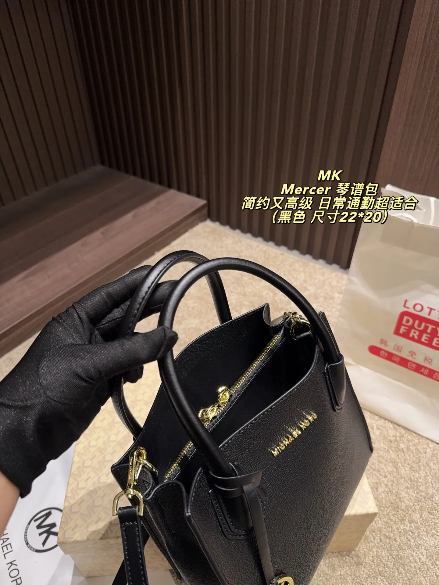 P150配盒⚠️尺寸22*20 MK Mercer 琴谱包 经典黑色荔枝纹牛皮，手感柔软耐磨，日常通勤超适合！金色MK圆标＋拉链设计，简约又高级。内部三层空问，手机、钱包、化妆品都能装下。手提、斜挎随心切换，百搭不挑衣服，四季都能背，是衣橱必备的经典款！