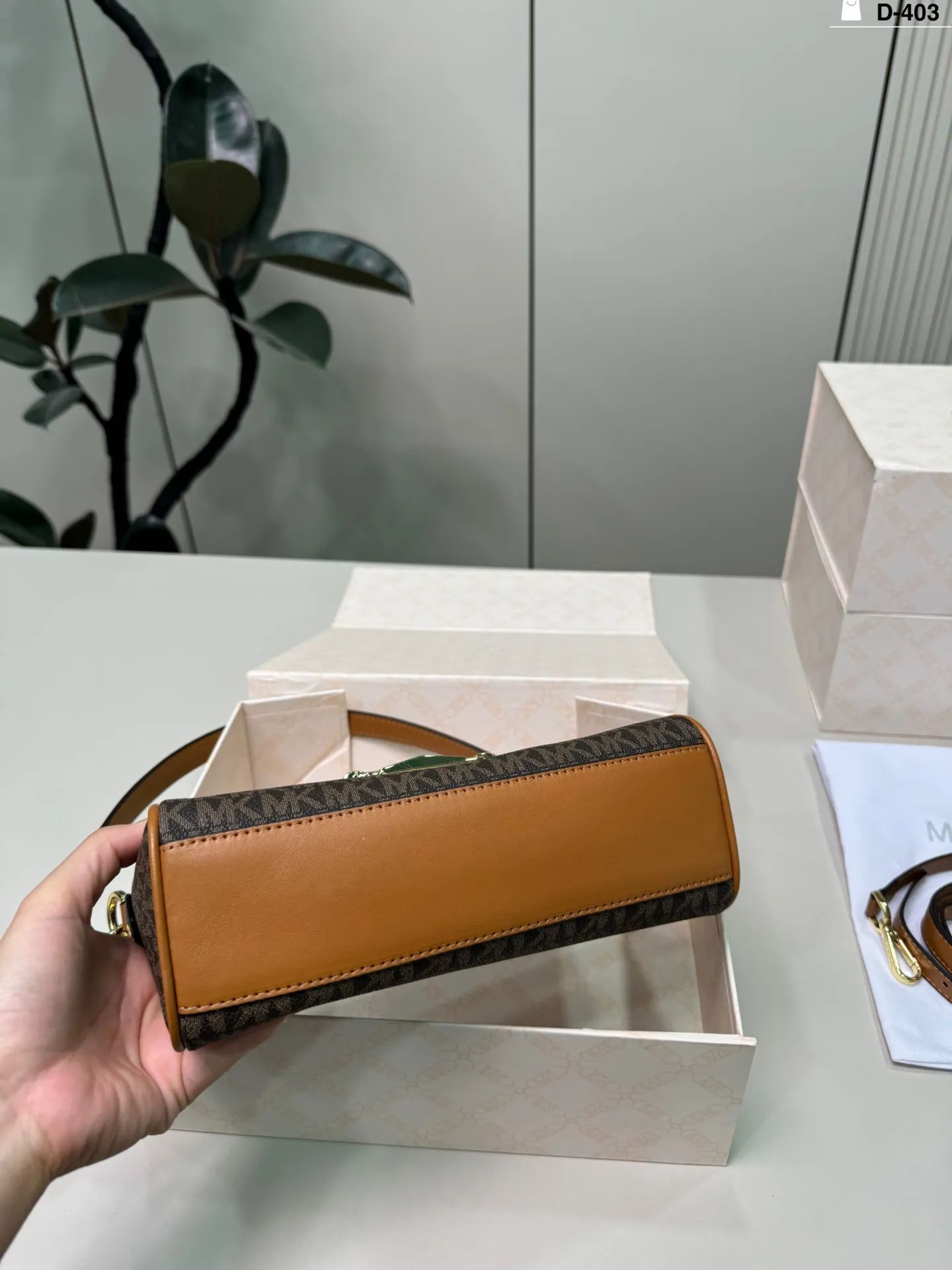 💰p135 D-403尺寸23×13折叠盒 MK 腋下包 MK新品单肩法棍包,硬挺时髦。 集潮流与实用为一体。