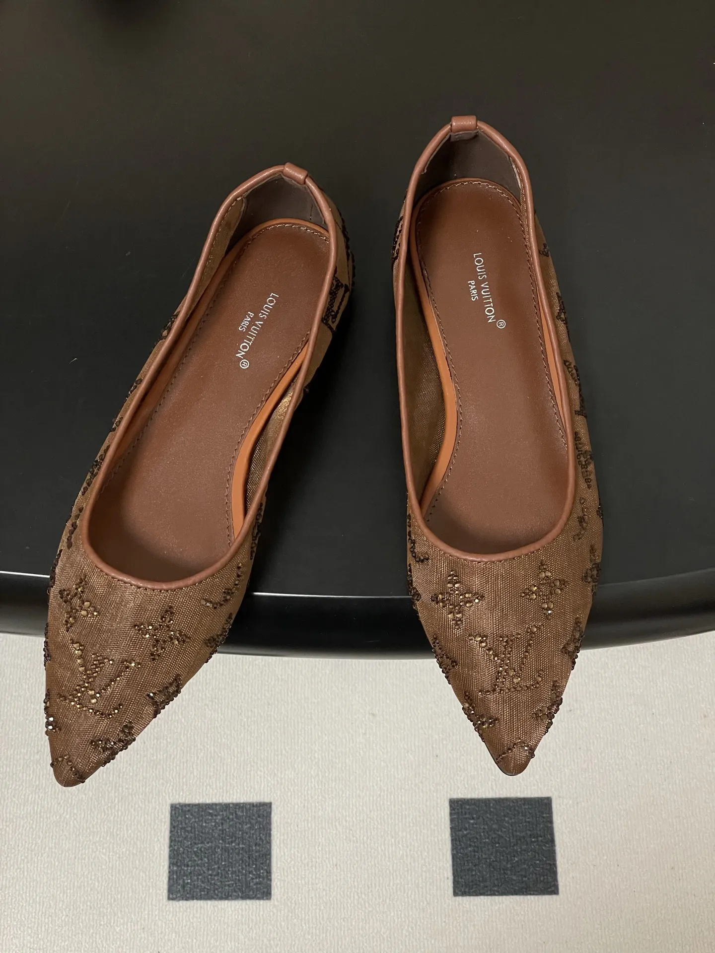 p260- 25ss夏季新款 LOUIS VUITTON 路易威登 LV 网纱钻面仙女鞋网面烫钻平底单鞋 Bing...Bling...✨网纱水晶钻&bull; 鞋面采用了透气的网纱材质，这种材质不仅能让脚部在穿着时保持相对透气舒适，同时也让鞋面上的水钻装饰更加醒目亮眼；内里羊皮，贴合脚部肌肤，提升穿着的舒适体验！ 尖头的设计能够拉长脚部线条，让脚部看起来更加纤细优雅，平底的设定则保证了穿着时的舒适度与行走的便利性，适合日常长时间穿着或者搭配较为正式、休闲的服装造型。 鞋面：定制网面镶烫澳洲水钻 内里垫脚：羊皮 鞋底：意大利A级真皮大底 跟高：平底/8.5cm 码数：35-39（40.41定做不退换）