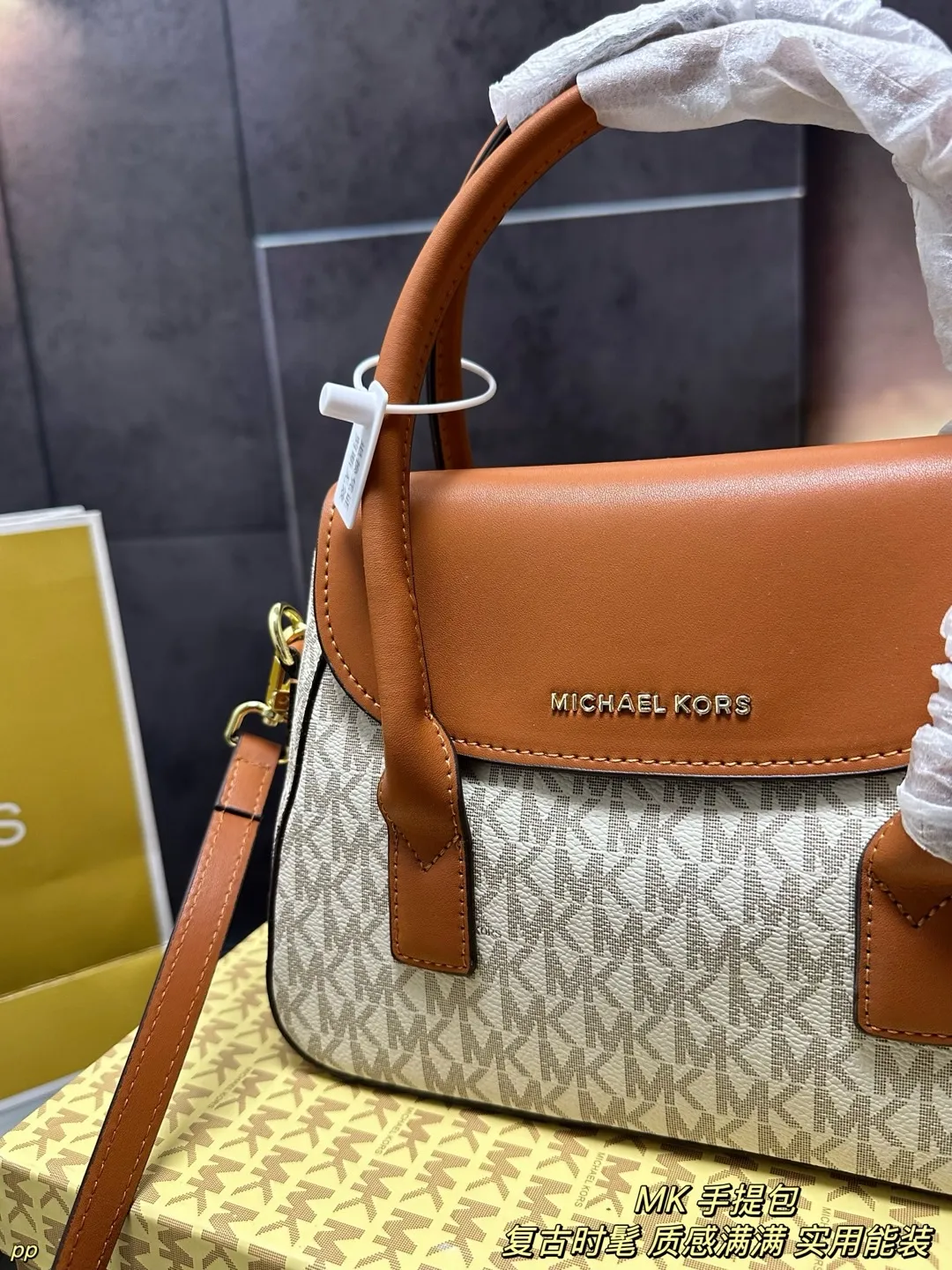 P135 配盒 MK 新款手提包 全新设计的可调节式肩带，大大的增加了使用的便利性！尺寸可容纳随身物品！容量不容小觑，很能装！ 尺寸：23*17CM