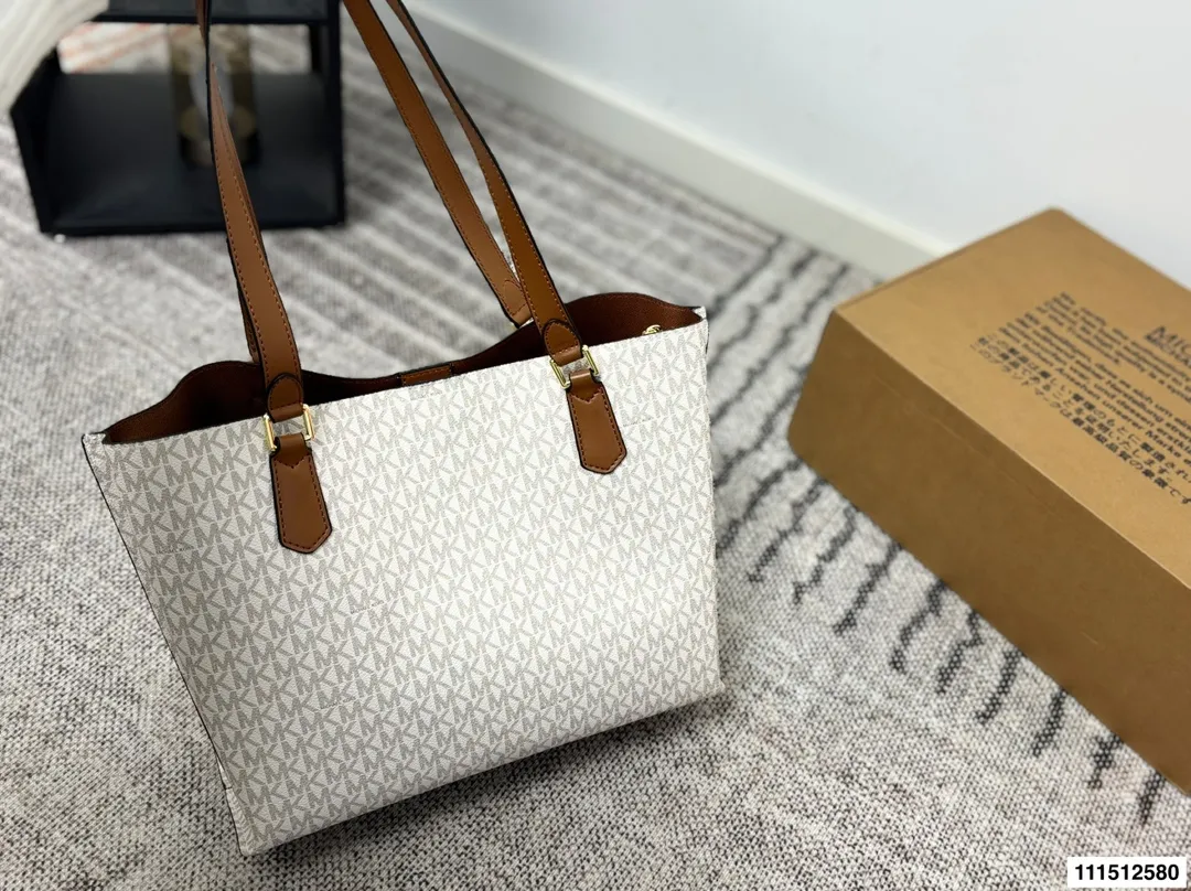 P170配盒⚠️尺寸34.25 MK 托特包 Mk应该算是轻奢品牌中质量最好的了,十分耐操,而且他家包包的设计一点也不会比大牌差,重点是还是咱家幂幂代言的哦。性价比极高,材质,设计都极好。低调的标志加上大气的外形设计,非常适合职场女性,低调又独立。