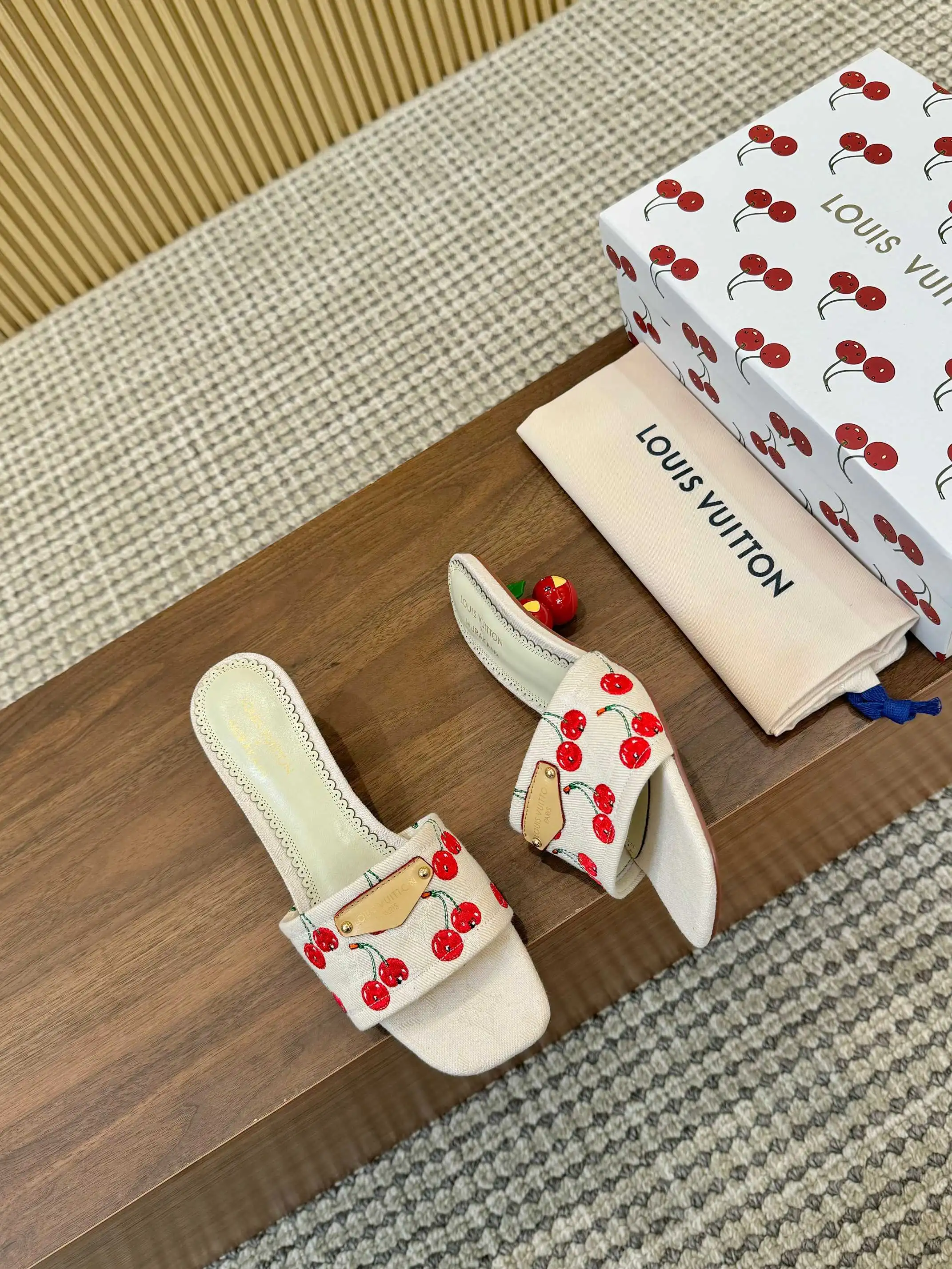 胶底p200 真皮底240🍒LV村上隆联名款🍒樱桃跟凉鞋拖鞋2025 早春新款 ‼️原版一致 硬货上新🆕高级感十足!国内外博主刷爆的一款,复古又时髦 上脚美炸了!官网小红书主推款 鞋面:定制原版材质+🍒刺绣 内里:进口羊皮里 大底:像胶底和真皮大底 鞋码: 35-43(35、43定制不退不换)