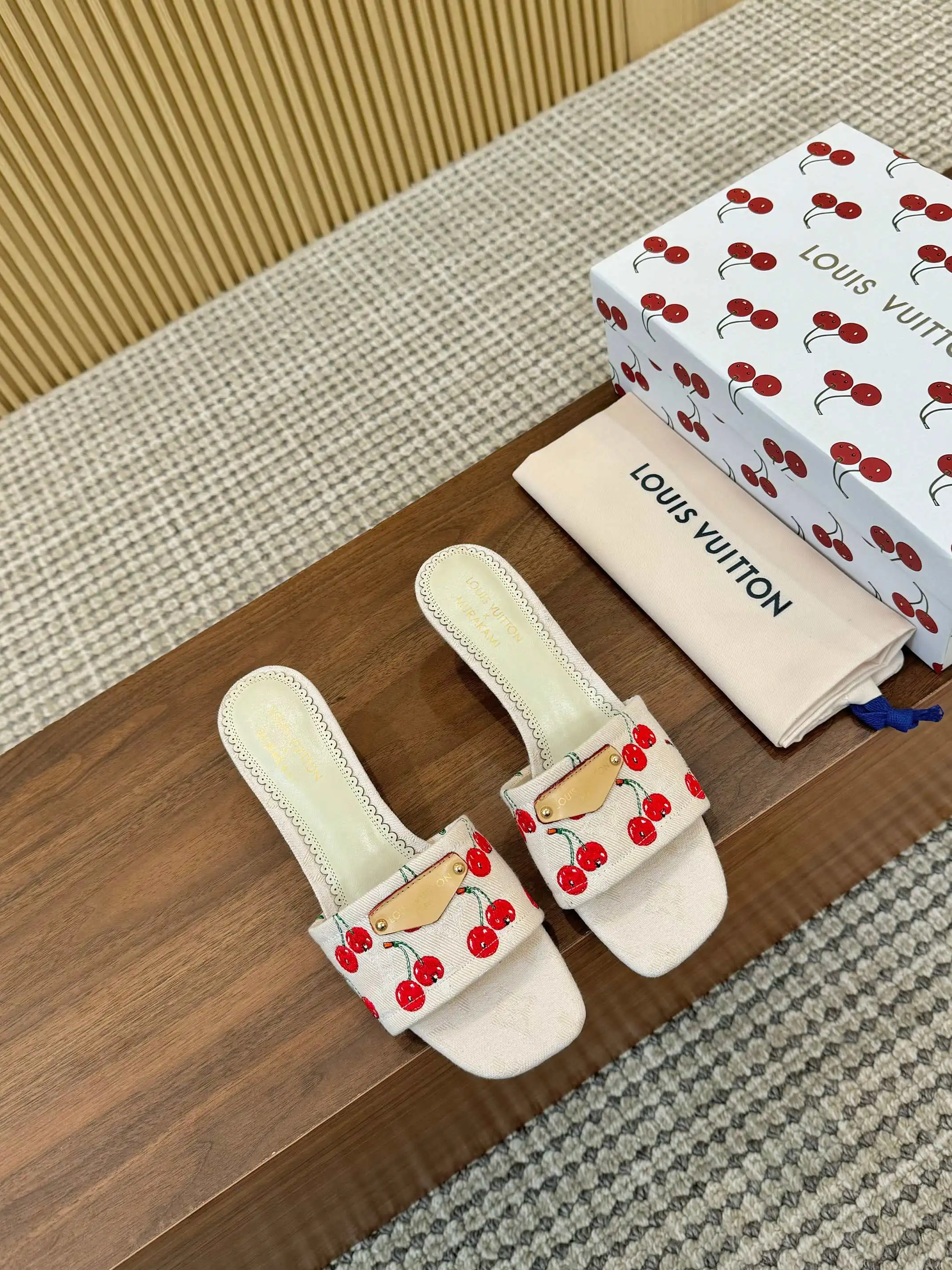 胶底p200 真皮底240🍒LV村上隆联名款🍒樱桃跟凉鞋拖鞋2025 早春新款 ‼️原版一致 硬货上新🆕高级感十足！国内外博主刷爆的一款，复古又时髦 上脚美炸了！官网小红书主推款 鞋面：定制原版材质+🍒刺绣 内里：进口羊皮里 大底：像胶底和真皮大底 鞋码: 35-43（35、43定制不退不换)