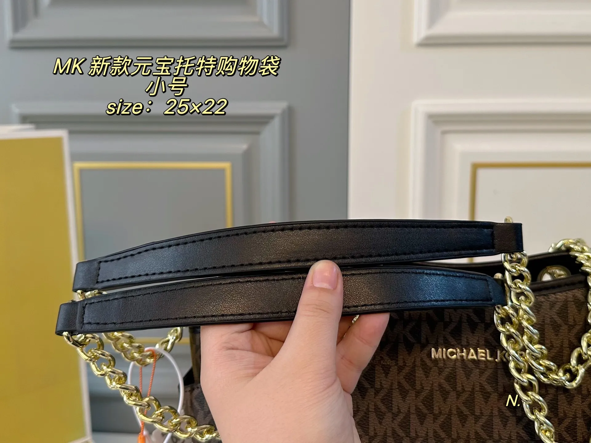 P130 小号(配盒) size:25×22 MK 新款老花元宝托特包购物袋💕 标志性logo印花,🉑️手提斜挎, 拉链开合,实用的大空间设计, 出行、游玩都可以带上它❗️