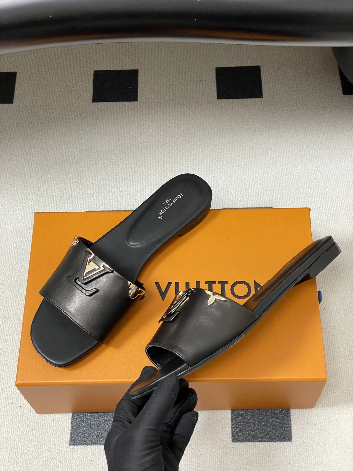 p260- 经典款Louis vuitteon路易威登 Lv Isola凉拖鞋系列经典字母logo大扣一字带粗跟拖鞋五金扣平底凉拖鞋 LV Isola穆勒凉拖，选用优质小牛皮，搭配金属LV Logo，简约又超有辨识度！木质粗跟设计，舒适又时髦，日常通勤、休闲都能轻松驾驭。开放式鞋面，夏天穿超透气，白色百搭，裙装裤装随心搭配，轻松get高级感穿搭风格！ 这款拖鞋展示的是一种轻松而优雅的风格，由柔软的小牛皮制成。这款型号以其宽大的鞋面而闻名，上面点缀着部分皮革覆盖的品牌配件，加以精致而耐用的皮革大底完成了这一设计！ 鞋面：定制小牛皮 内里垫脚：羊皮 跟高：平底/4.5cm 鞋底：意大利真皮大底 码数：35-39（40.41.42定做不退换）