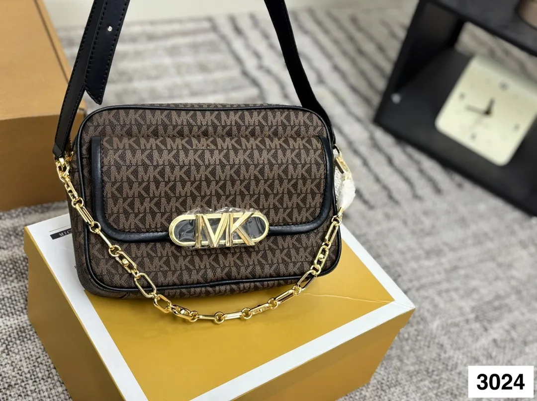 P145 配盒子 MK 新款相机包 专柜最新同歩 最新款 新鲜出炉啦‼️简直是美到人心啦 原版五金logo 首选进口皮料 质感超赞😍😍所谓人人必备一款 这个款式必须自留 真的是让人眼前一亮 喜欢的美妞抓紧啦 实物简直太美尺寸:24 16