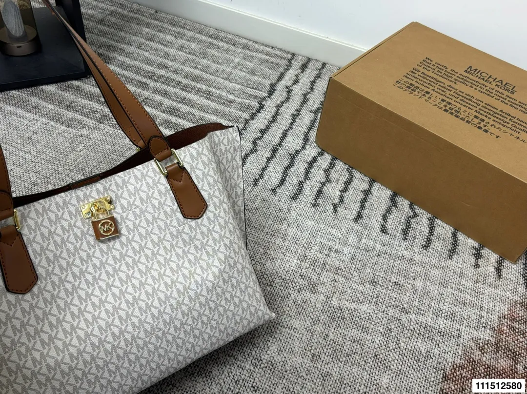 P170配盒⚠️尺寸34.25 MK 托特包 Mk应该算是轻奢品牌中质量最好的了,十分耐操,而且他家包包的设计一点也不会比大牌差,重点是还是咱家幂幂代言的哦。性价比极高,材质,设计都极好。低调的标志加上大气的外形设计,非常适合职场女性,低调又独立。