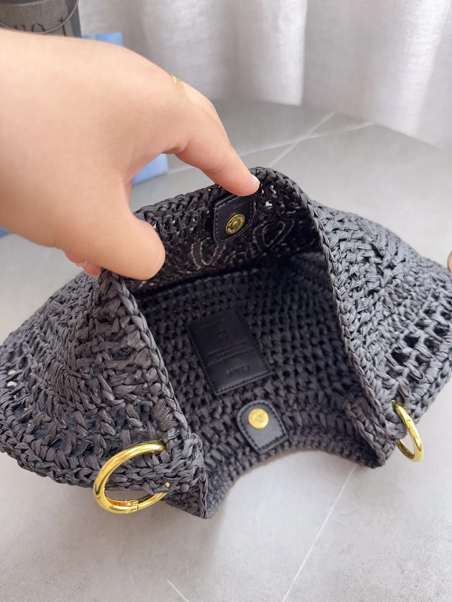 配折叠礼盒包装Chloe克洛伊拉菲草编织小购物袋 夏天背的包包真的太可爱了,背上一整个慵懒风 夏季沙滩腋下包 旅行拍照真的很nice哦 每个小仙女夏季都应有一个草编购物袋菜篮子 包包哦 尺寸36*23cm p115