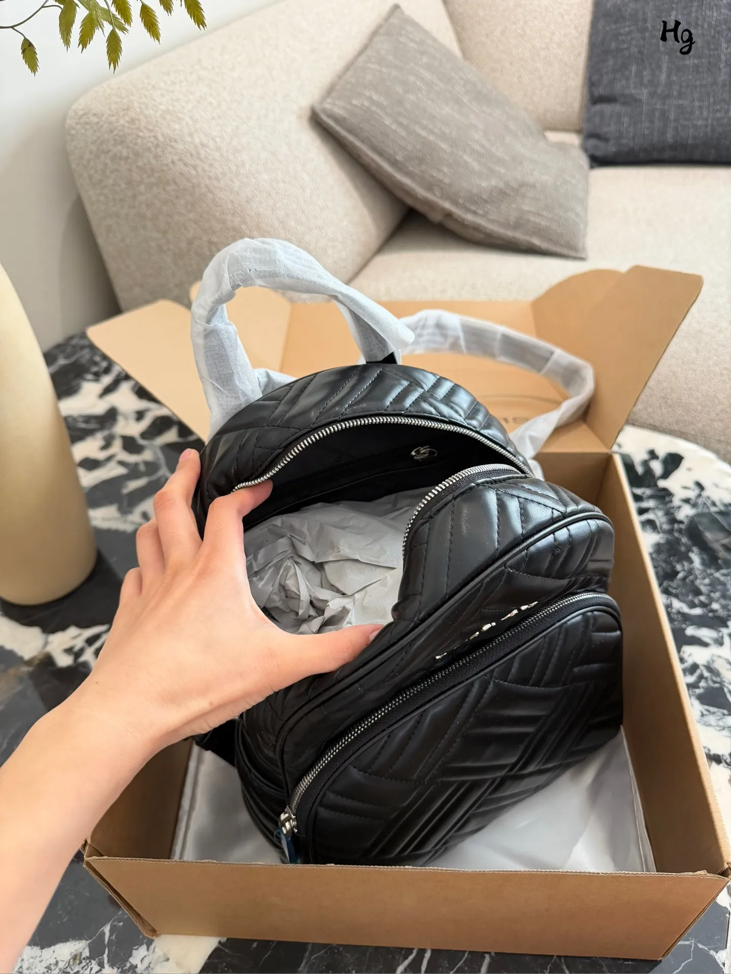 p190 mk 永不过时款，店里已经没有啦，少量囤货！😍✈️✈️这个太厉害啦🔥天啊最火的黑金色🙋爆款抓紧抢👏～#michaelkors 经典款abbey#羊皮双肩包 巨折‼️🖤✌️皮质柔软细腻，特别轻特别好用，真是自带高级感 🉑️ 尺寸：32*27*12cm🔥🔥