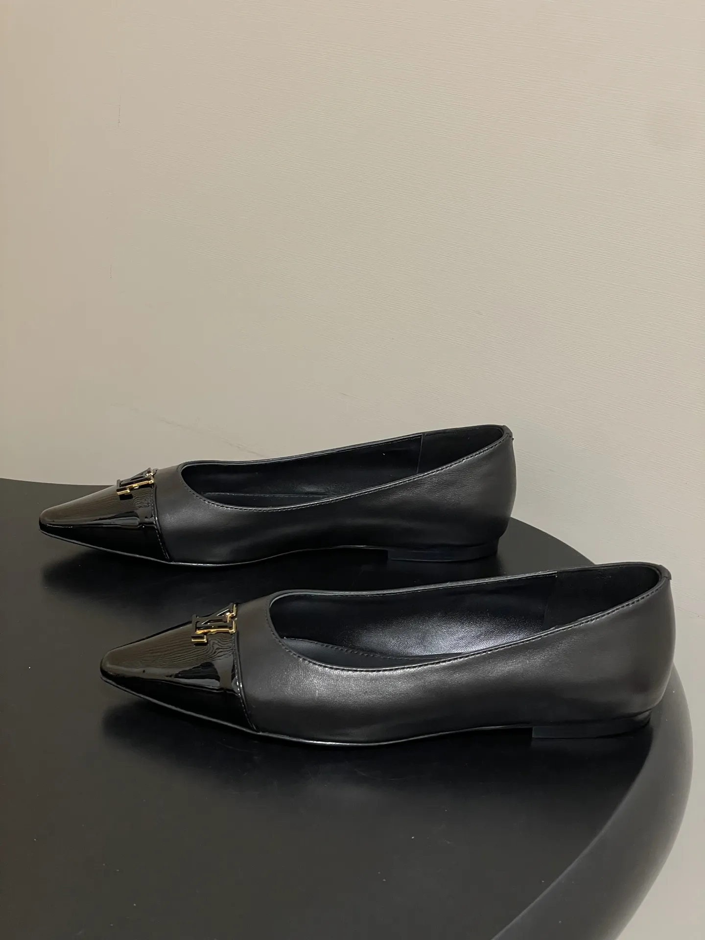 p290- 26ss春夏新款 LOUIS VUITTON 路易威登 LV 拼色高跟鞋系列经典字母V扣细跟浅口单鞋/平底芭蕾舞鞋 LV尖头单鞋,漆皮材质+经典Logo,简约优雅又超有辨识度!尖头设计拉长腿部线条,裸色百搭,通勤、职场、约会都能轻松驾驭。平底结构,舒适好走,长时间站立也不累。无论配西装裤还是连衣裙,都能轻松切换干练or温柔风格,是职场女生和时尚达人的必备单品! 鞋面:定制小牛皮 内里垫脚:羊皮 鞋底:意大利真皮大底(原版开模注塑前掌) 跟高:9.5cm/6cm/平底 码数:35-39(40.41定做不退换)