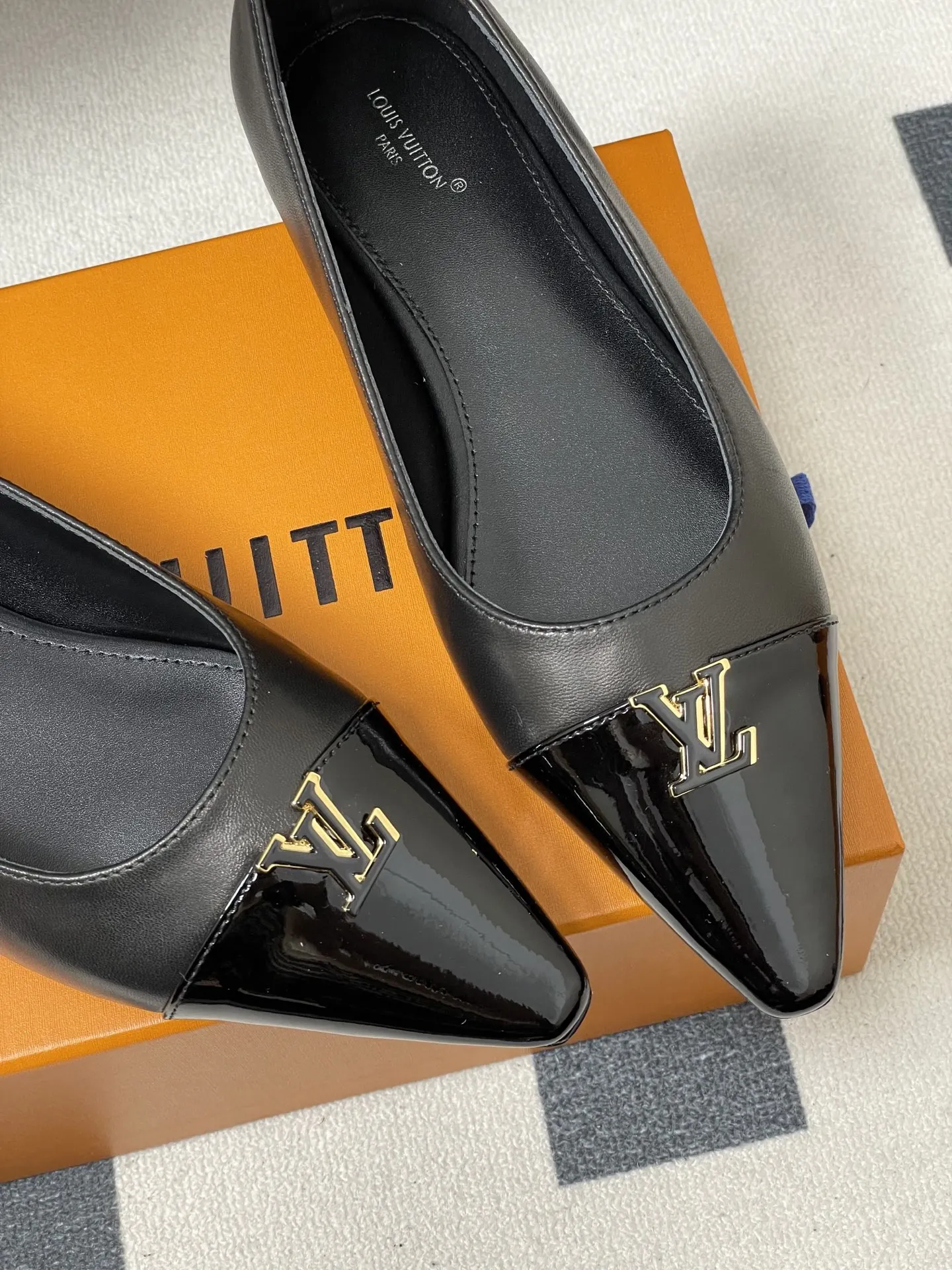 p290- 26ss春夏新款 LOUIS VUITTON 路易威登 LV 拼色高跟鞋系列经典字母V扣细跟浅口单鞋/平底芭蕾舞鞋 LV尖头单鞋，漆皮材质+经典Logo，简约优雅又超有辨识度！尖头设计拉长腿部线条，裸色百搭，通勤、职场、约会都能轻松驾驭。平底结构，舒适好走，长时间站立也不累。无论配西装裤还是连衣裙，都能轻松切换干练or温柔风格，是职场女生和时尚达人的必备单品！ 鞋面：定制小牛皮 内里垫脚：羊皮 鞋底：意大利真皮大底（原版开模注塑前掌） 跟高：9.5cm/6cm/平底 码数：35-39（40.41定做不退换）