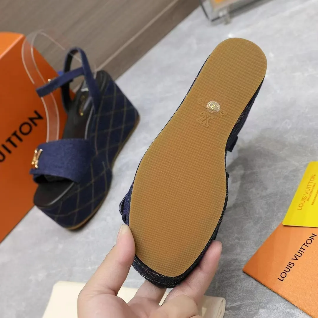 🔥🔥🔥顶级版本260💰💰 💯💯💯Lv最新恨天高 坡跟水台凉鞋 ⚡️2025夏季最新款Louis Vuitton/路易威登女款LV字母高跟凉鞋,此款V家凉鞋背面的Shake开放式臀部设计由进口小牛皮制成,大胆设计的色彩呈现,完美提升其现代线条,以其标志性的V行宽跟和带有品牌字母的精致细节而著称,灵感来自Twist包的标志性开舍,永恒的路易威登签名优雅 2025夏季女神们的夏季必备款, 原版复刻,脚感超舒适。尽显女王气质 鞋面:进口小牛软皮+LV字母装饰, 内里:进口羊皮 垫脚:进口羊皮垫脚, 大底:原版开模TPR大底 跟高:9CM 标准码:35-42(41 42码订做 不退不换) 配原版抽屉盒