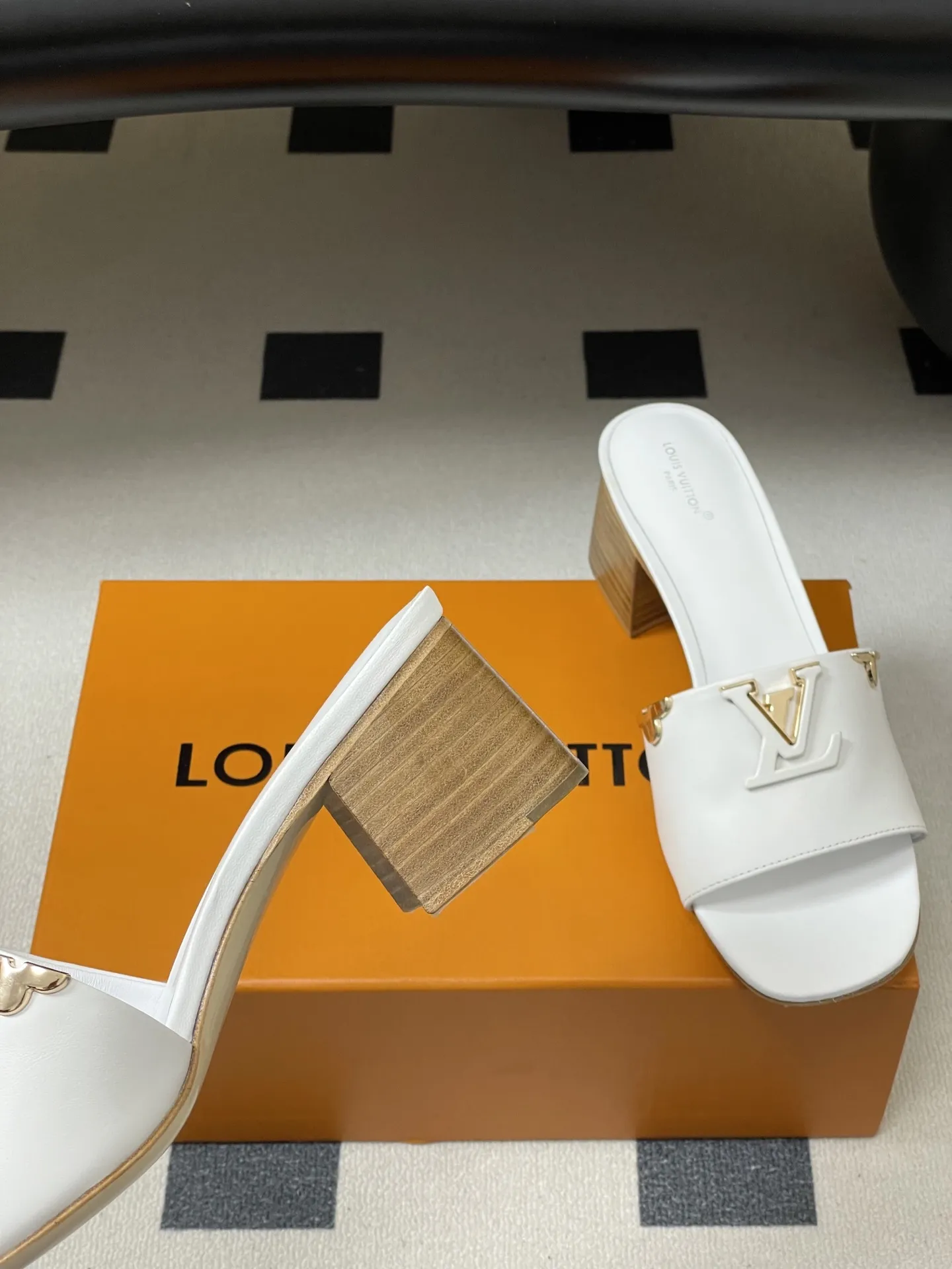 p260- 经典款Louis vuitteon路易威登 Lv Isola凉拖鞋系列经典字母logo大扣一字带粗跟拖鞋五金扣平底凉拖鞋 LV Isola穆勒凉拖，选用优质小牛皮，搭配金属LV Logo，简约又超有辨识度！木质粗跟设计，舒适又时髦，日常通勤、休闲都能轻松驾驭。开放式鞋面，夏天穿超透气，白色百搭，裙装裤装随心搭配，轻松get高级感穿搭风格！ 这款拖鞋展示的是一种轻松而优雅的风格，由柔软的小牛皮制成。这款型号以其宽大的鞋面而闻名，上面点缀着部分皮革覆盖的品牌配件，加以精致而耐用的皮革大底完成了这一设计！ 鞋面：定制小牛皮 内里垫脚：羊皮 跟高：平底/4.5cm 鞋底：意大利真皮大底 码数：35-39（40.41.42定做不退换）
