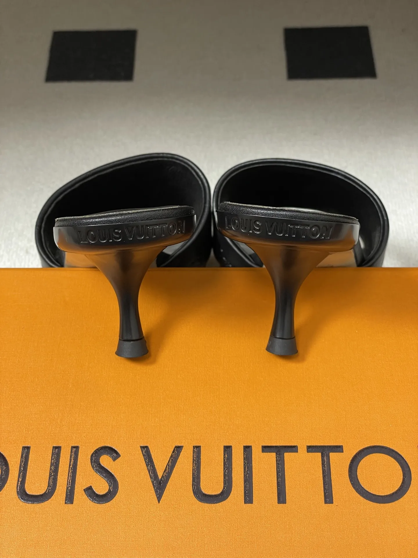 p260- 26Ss春夏新款Louis vuiteeon 路易威登LV 6AM凉拖鞋小猫跟拖鞋字母压印一字带平底拖鞋 本款6AM凉拖取材粒面牛皮革，以饰压印筑LV字母和Monogram花卉，令宽幅鞋面闪烁金属莹泽。妩媚小猫跟和柔软皮革外底完善整体。 鞋面：牛皮 内里垫脚：羊皮 鞋底：意大利真皮大底 跟高：平底/5.5cm 码数：35-39（40.41.42定做不退换）