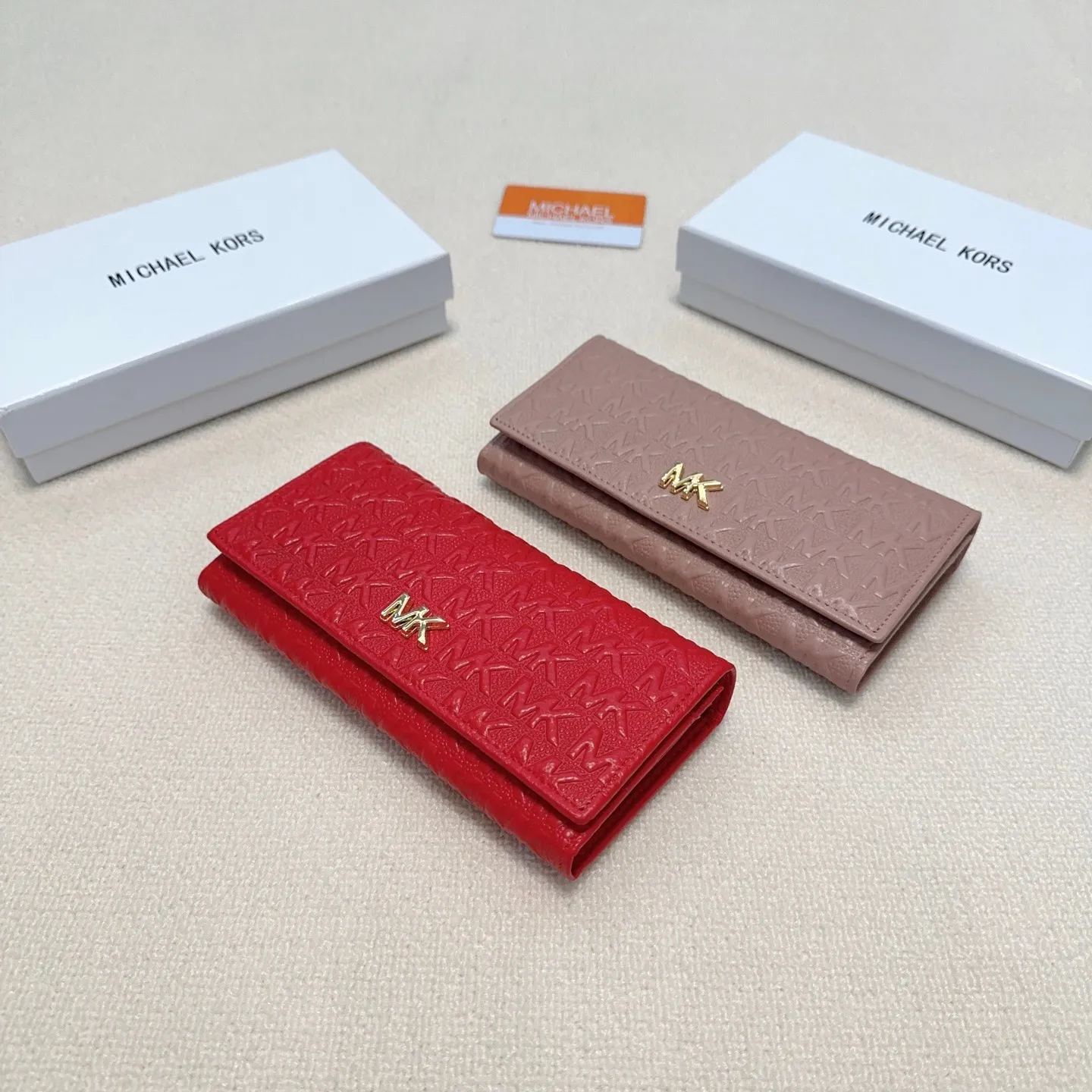 P95🎀🎀颜色 黑 粉 红🎀尺寸 19x10🎀MK✨优质牛皮🐂手感一流👏时尚设计💋潮版百搭,简约大方,经典永不过时💍长款钱包