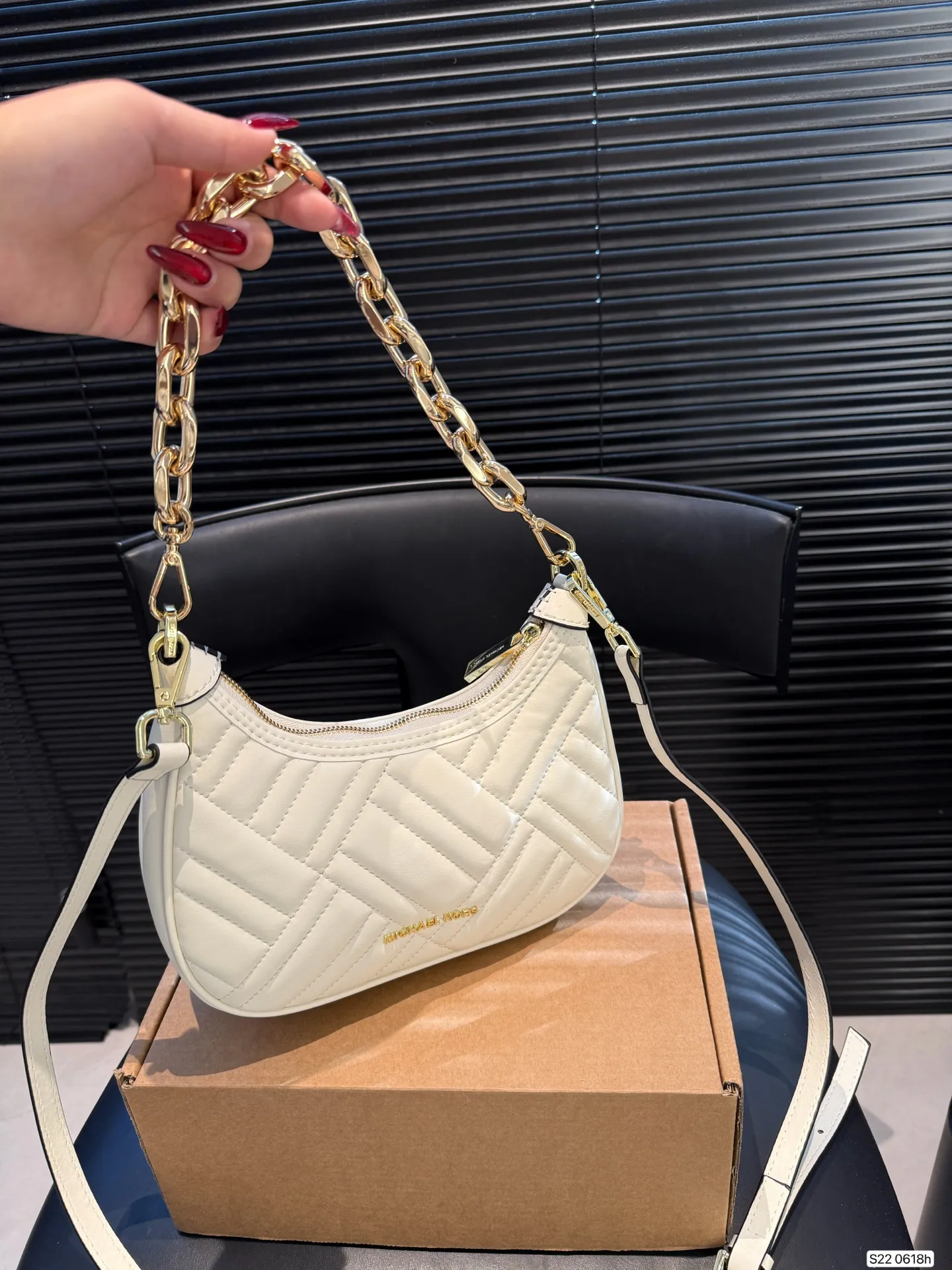 P160 配盒 MK腋下包 简单百搭 颜值高 日常出街首选 潮酷时尚女孩必入款 尺寸:22 12.5 货号0618