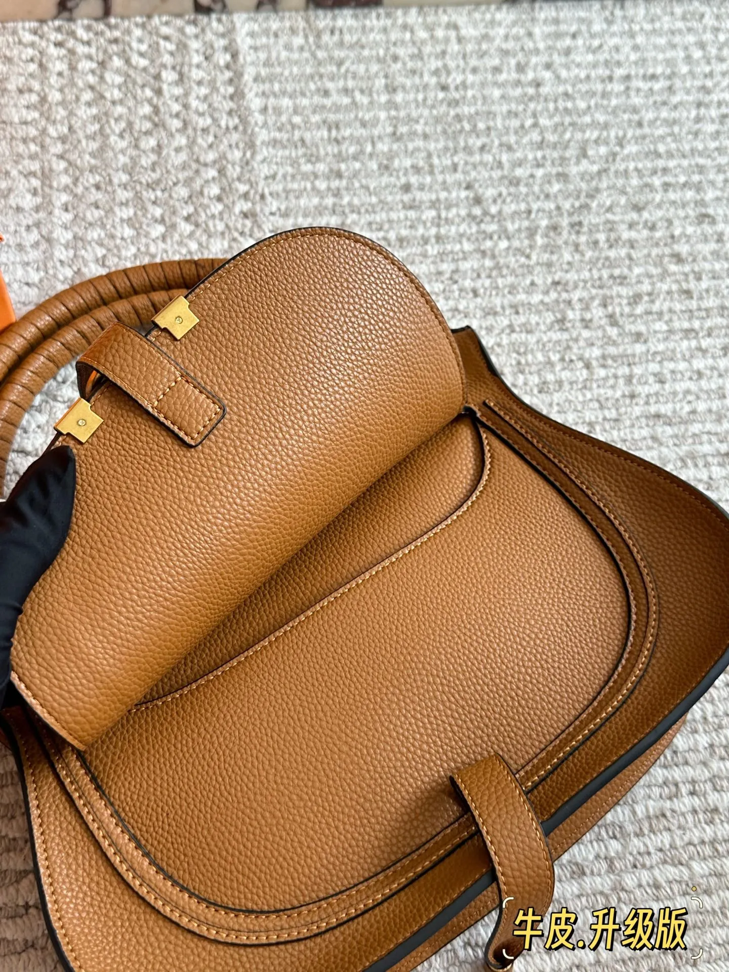 牛皮💰255 配盒 size：30*24 cm Chloe的手提马鞍包 翻毛皮/流苏/铆钉/马蹄扣 融入时髦的元素！ 复古🈶️高级！