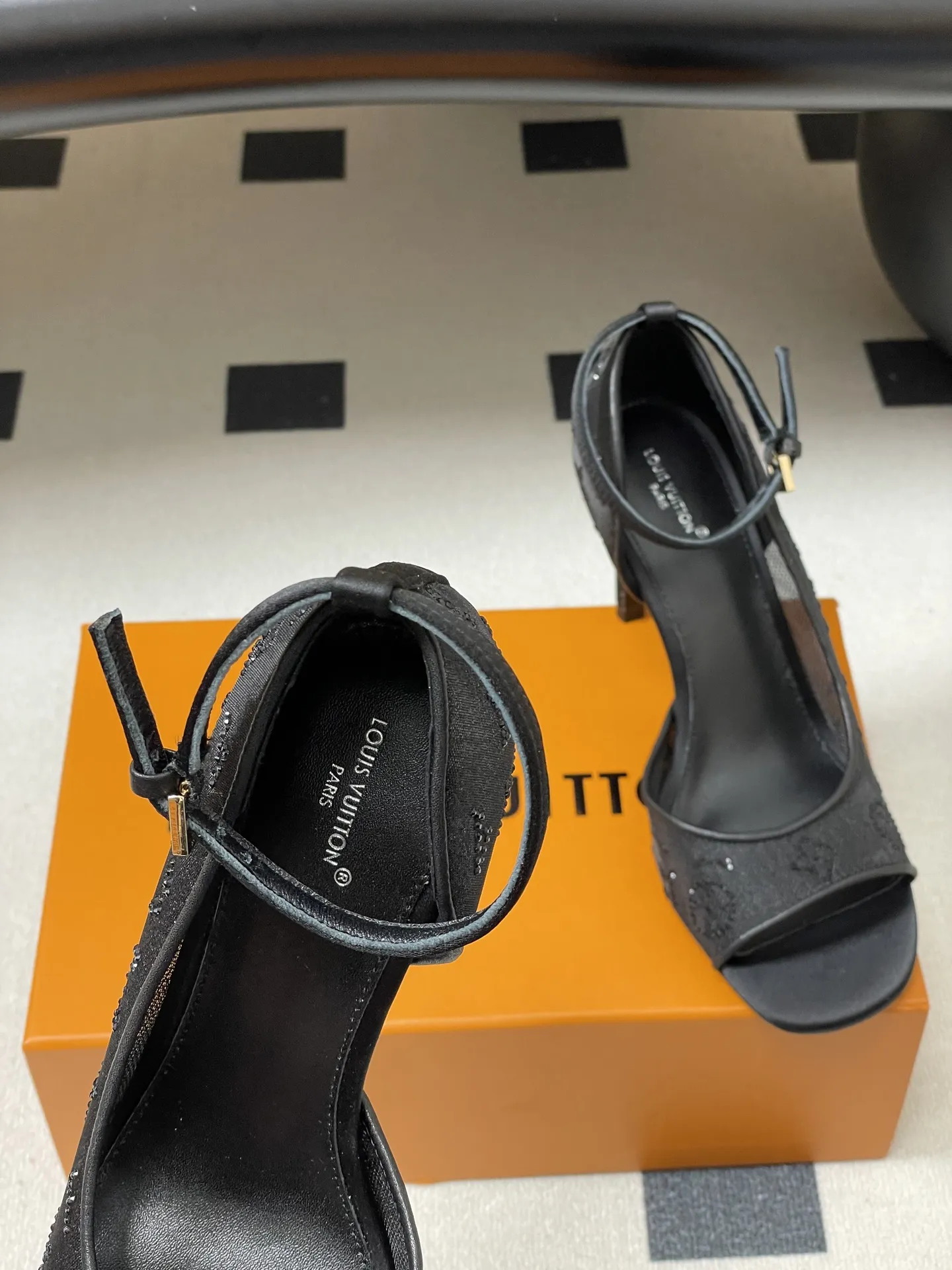 p280- 26ss春夏新款 LOUIS VUITTON 路易威登 LV GALA 高跟鞋网纱钻面仙女鞋网面烫钻高跟单鞋露趾鱼嘴侧空后绑带高跟凉鞋Bing...Bling...✨网纱水晶钻&bull; 本款 Gala 高跟鞋为网格鞋身刺绣璀璨莱茵石Monogram 图案，成就适宜夜间出行的雅致之选。鞋面流畅线条与纤细高跟相得益彰。细腻 皮革外底装点金属LV 字母装饰。 鞋面采用了透气的网纱材质，这种材质不仅能让脚部在穿着时保持相对透气舒适，同时也让鞋面上的水钻装饰更加醒目亮眼；内里羊皮，贴合脚部肌肤，提升穿着的舒适体验！ 尖头的设计能够拉长脚部线条，让脚部看起来更加纤细优雅，平底的设定则保证了穿着时的舒适度与行走的便利性，适合日常长时间穿着或者搭配较为正式、休闲的服装造型。 鞋面：定制网面镶烫澳洲水钻 内里垫脚：羊皮 鞋底：意大利A级真皮大底 跟高：8.5cm 码数：35-39（40.41定做不退换）