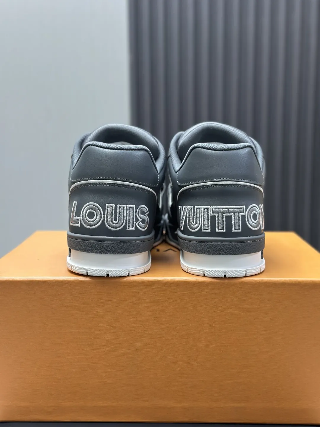 工厂直销&yen;300💰顶级版本 LV-路易威登-经典走秀新款 空胶工艺&middot;原版1：1开发复刻！！上脚非常舒适 奢侈用料，做工精细，中底印有欧洲制造英文字母 鞋面由意大利进口小牛皮拼接，侧边饰有品牌LOGO标志及签名，最新乳胶垫脚➕网布内里，脚感超舒适。原厂特供原版双色TPU组合大底。套包工艺 固特异缝合锁边 面料:独家定制头层牛皮 配件:独家私模Vuitton 标识， 内里:定制丝滑网里-头层丝绸牛皮内里 大底:TPU组合大底耐磨防滑防黄 垫脚:新款乳胶垫-网纱吸汗 专柜工艺:全电脑针车拉线 鞋头 后套 冷热定型 全套拉帮套楦中低logo花纹 专柜包装 -鞋带 证书 卡片 说明书 合格证 防尘袋 全网最齐包装 女款35-40男款38-46（38/46订做不退换！