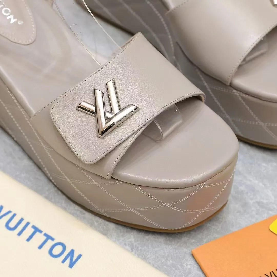 🔥🔥🔥顶级版本260💰💰 💯💯💯Lv最新恨天高 坡跟水台凉鞋 ⚡️2025夏季最新款Louis Vuitton/路易威登女款LV字母高跟凉鞋，此款V家凉鞋背面的Shake开放式臀部设计由进口小牛皮制成，大胆设计的色彩呈现，完美提升其现代线条，以其标志性的V行宽跟和带有品牌字母的精致细节而著称，灵感来自Twist包的标志性开舍，永恒的路易威登签名优雅 2025夏季女神们的夏季必备款， 原版复刻，脚感超舒适。尽显女王气质 鞋面：进口小牛软皮+LV字母装饰， 内里：进口羊皮 垫脚：进口羊皮垫脚， 大底：原版开模TPR大底 跟高：9CM 标准码：35-42(41 42码订做 不退不换) 配原版抽屉盒