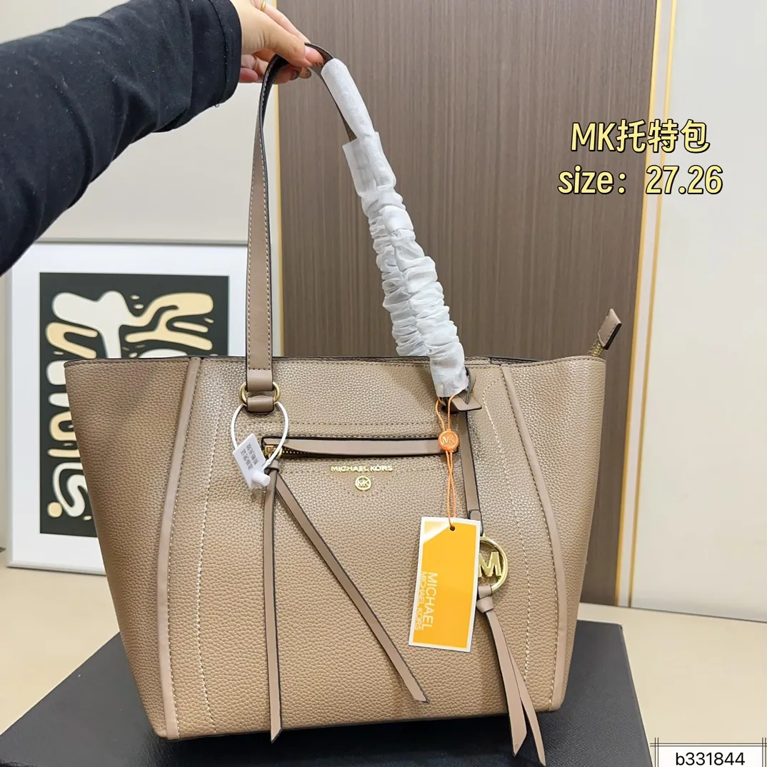 💰160 配盒⚠️尺寸27.26 MK tote托特包 很好打理还耐磨! 经典大方,显得整个人气质upup🔝 通勤or逛街 背它准没错 怎么搭 都好看,人称神仙包💃
