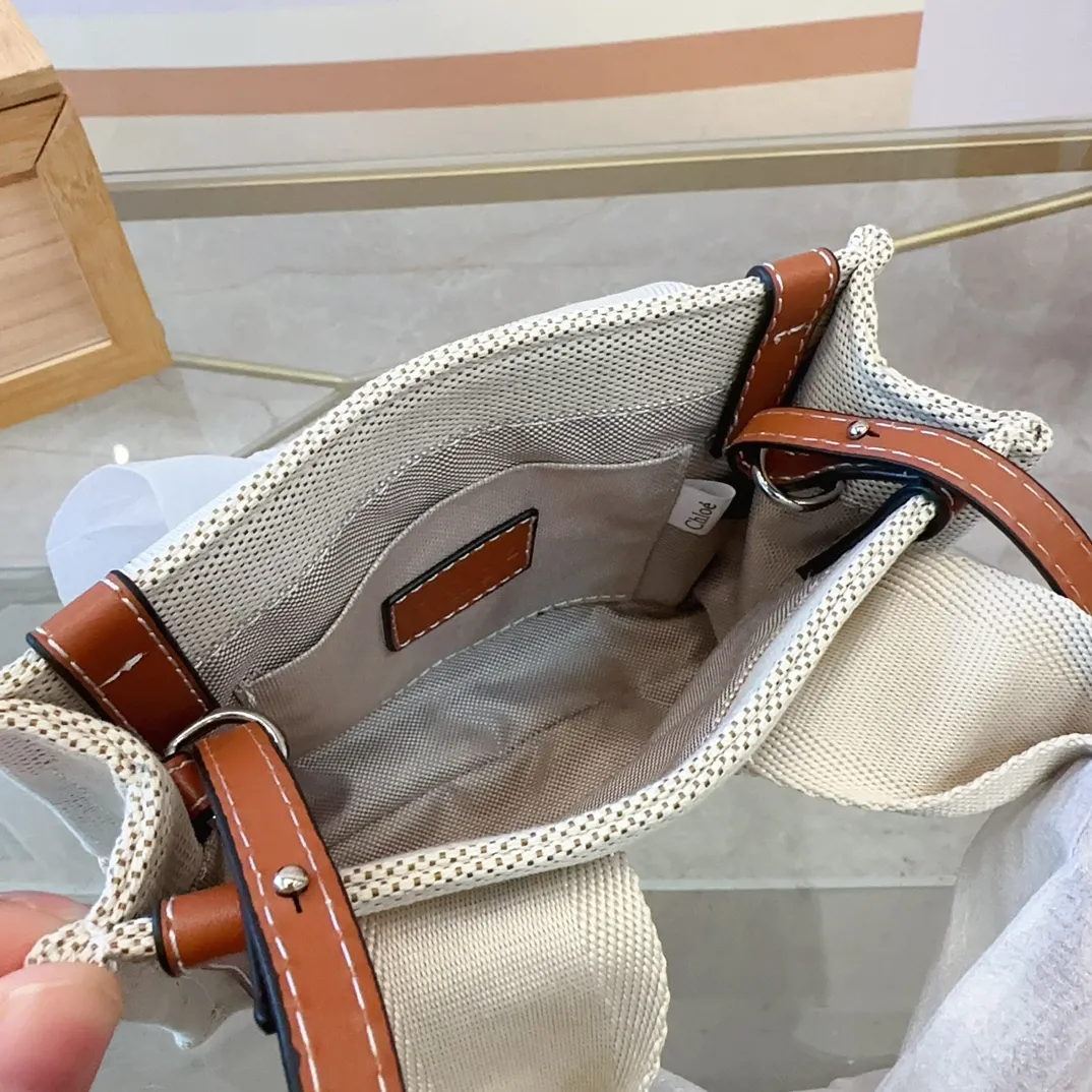 P100 Chloe 克洛伊woody 迷你 mini 美拉德配色 #草编包 mini 以更为精巧的外型轮廓抢占目光可爱的设计沿袭以往手袋的经典样貌与细节 mini唯一改变的就是更娇小玲珑 但最棒的是容量方面 一样无须妥协 手机车钥匙气垫等小物品都可放手提斜挎都OK 尺寸20.15cmch