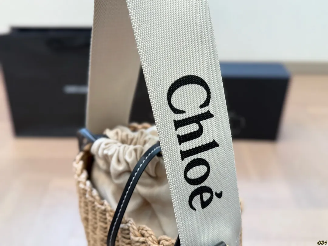 &yen;100 Chloe 克洛伊 新款草编包 菜篮子 真的好清爽炒适合海边 是属于夏天的包没错啦 背起来吧 姐妹们 尺寸: 15 18