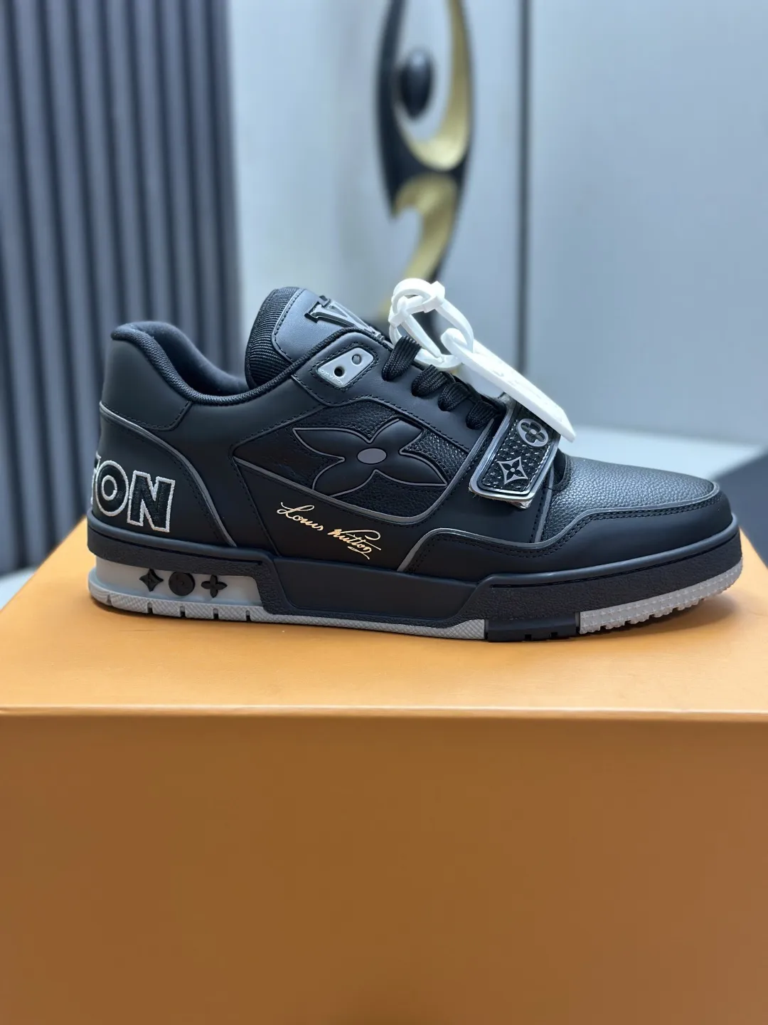 工厂直销¥300💰顶级版本 LV-路易威登-经典走秀新款 空胶工艺·原版1:1开发复刻!!上脚非常舒适 奢侈用料,做工精细,中底印有欧洲制造英文字母 鞋面由意大利进口小牛皮拼接,侧边饰有品牌LOGO标志及签名,最新乳胶垫脚➕网布内里,脚感超舒适。原厂特供原版双色TPU组合大底。套包工艺 固特异缝合锁边 面料:独家定制头层牛皮 配件:独家私模Vuitton 标识, 内里:定制丝滑网里-头层丝绸牛皮内里 大底:TPU组合大底耐磨防滑防黄 垫脚:新款乳胶垫-网纱吸汗 专柜工艺:全电脑针车拉线 鞋头 后套 冷热定型 全套拉帮套楦中低logo花纹 专柜包装 -鞋带 证书 卡片 说明书 合格证 防尘袋 全网最齐包装 女款35-40男款38-46(38/46订做不退换!